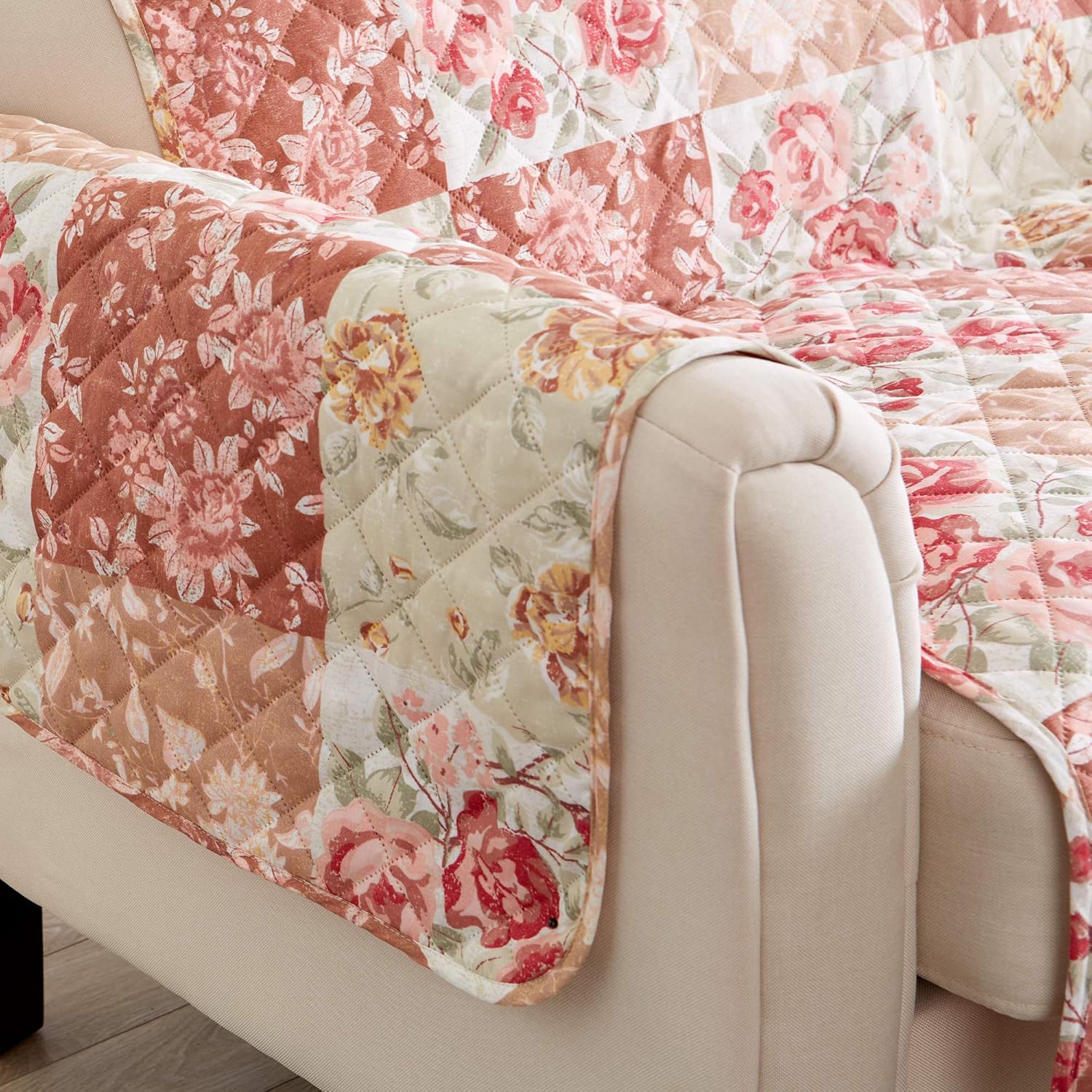 Great Bay Home – Protector de muebles reversible con retazos florales, con borde festoneado, resistente a manchas, colección Maribel, para sofá