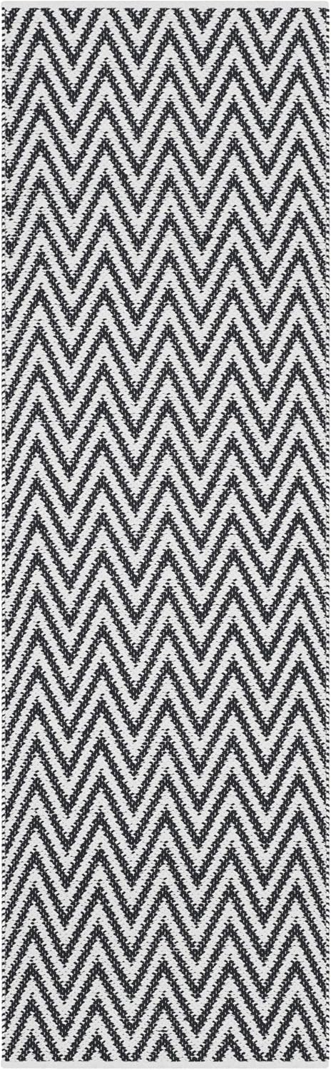 SAFAVIEH Montauk Collection – Alfombra de pasillo, 2 pies 3 pulgadas x 7 pies, color negro y marfil, algodón cheurón hecho a mano, ideal para zonas
