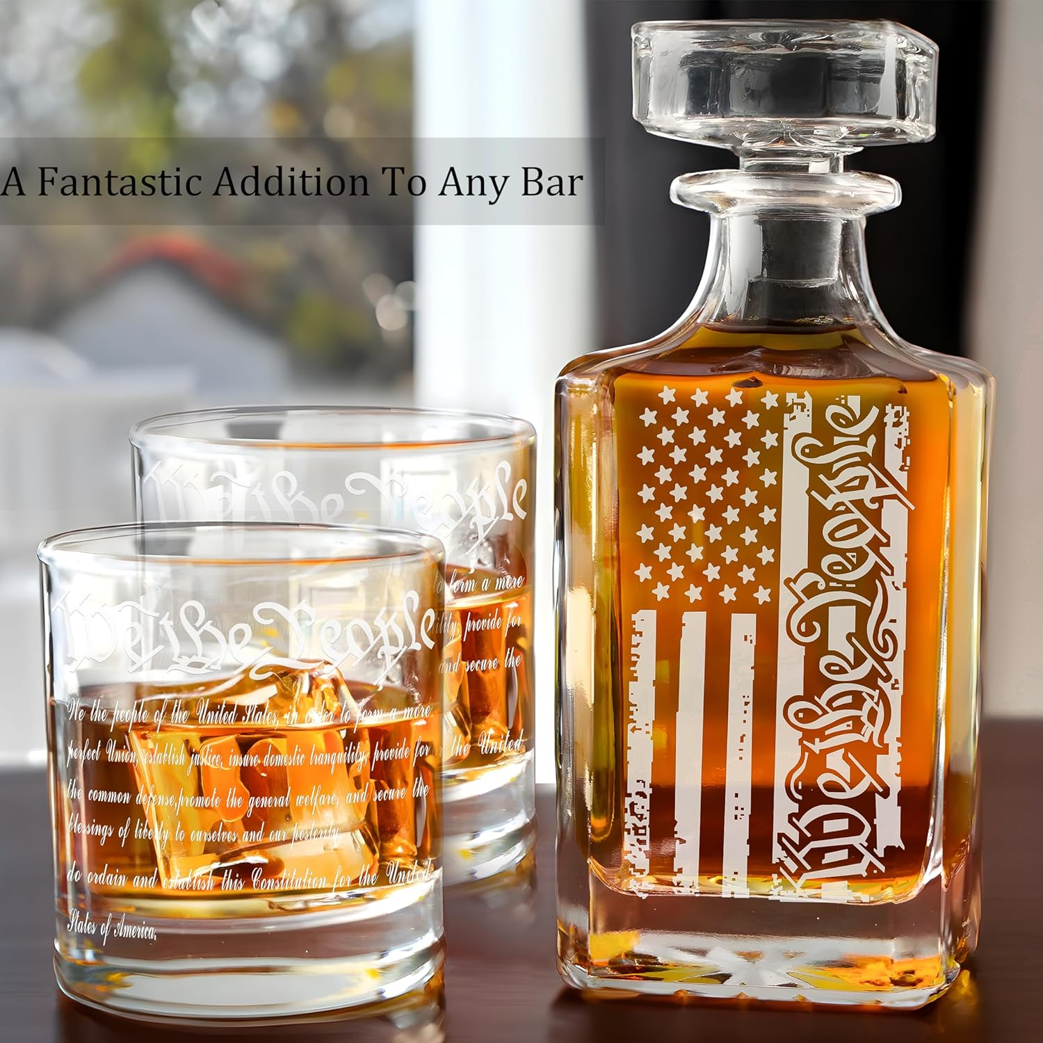 Juego de decantador de whisky para hombres, juego de decantador We The People con gafas, decantador de bandera estadounidense grabada para licor y