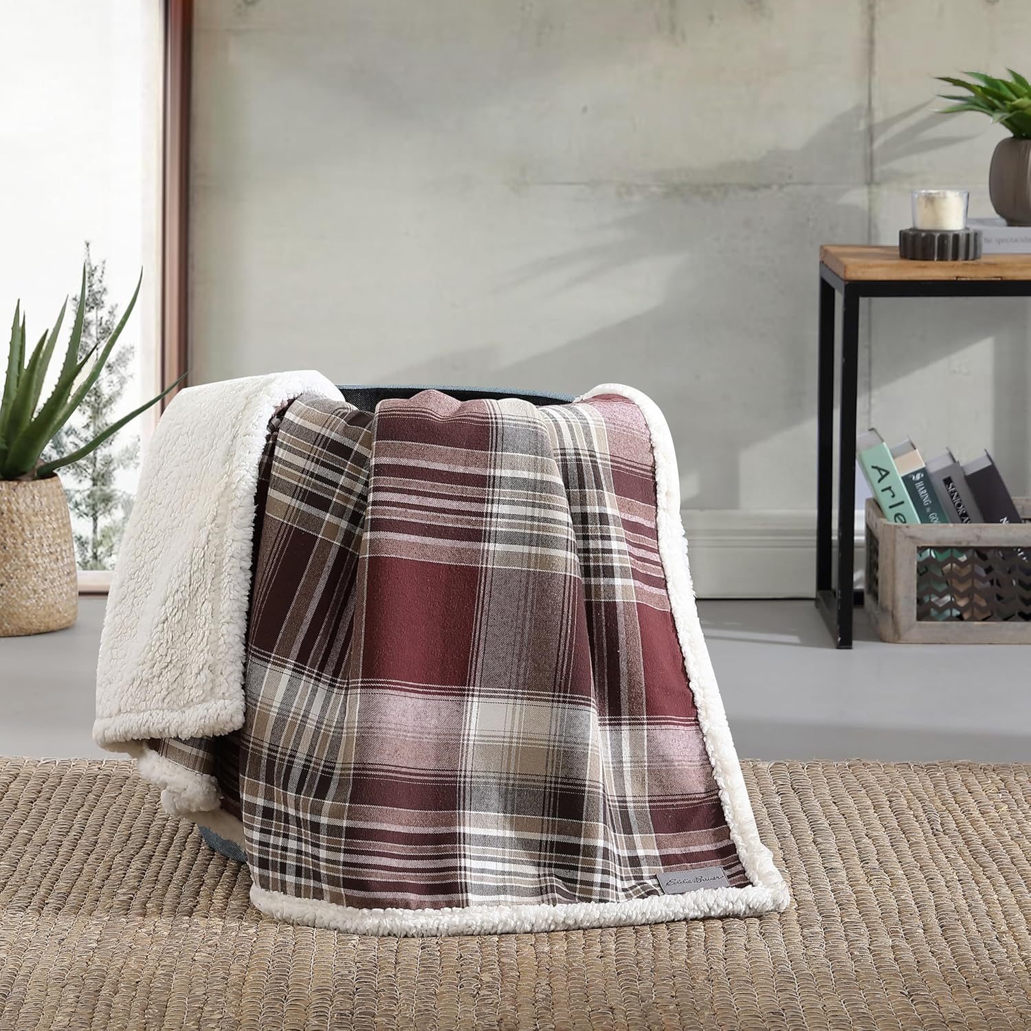 Eddie Bauer – Manta decorativa de franela de algodón para hogar, ropa de cama reversible de sherpa para todas las estaciones, rojo (Twin Lakes Red)