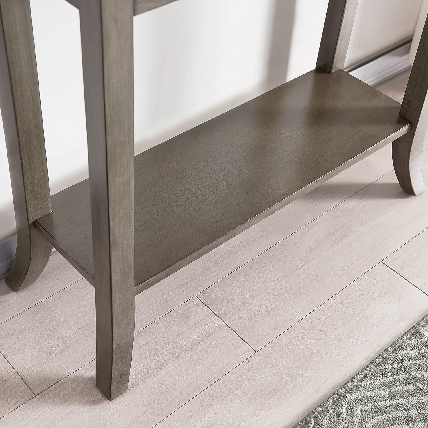 Leick Home 10127-GR – Consola tradicional con borde de bandeja con estante, color gris ahumado lavado