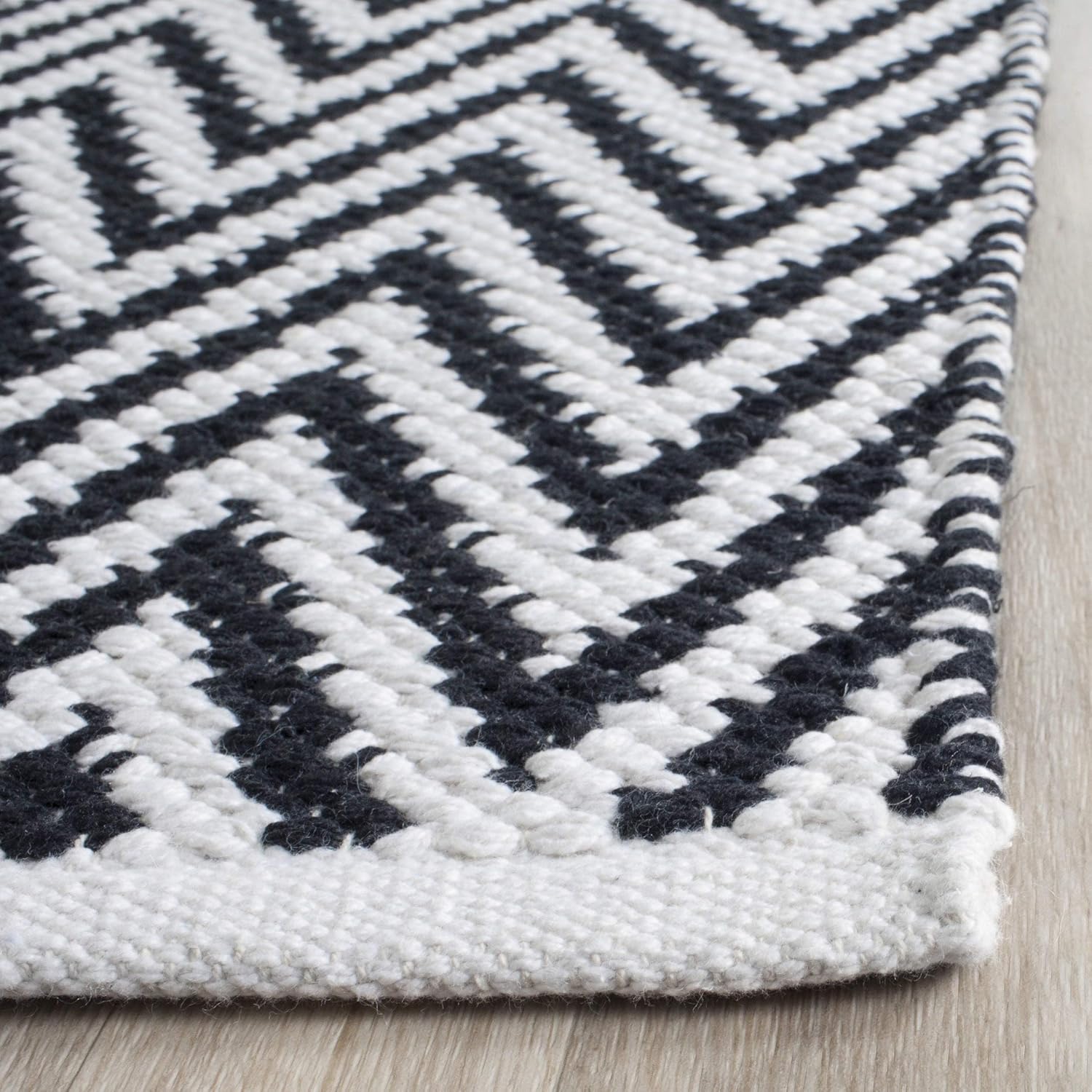 SAFAVIEH Montauk Collection – Alfombra de pasillo, 2 pies 3 pulgadas x 7 pies, color negro y marfil, algodón cheurón hecho a mano, ideal para zonas