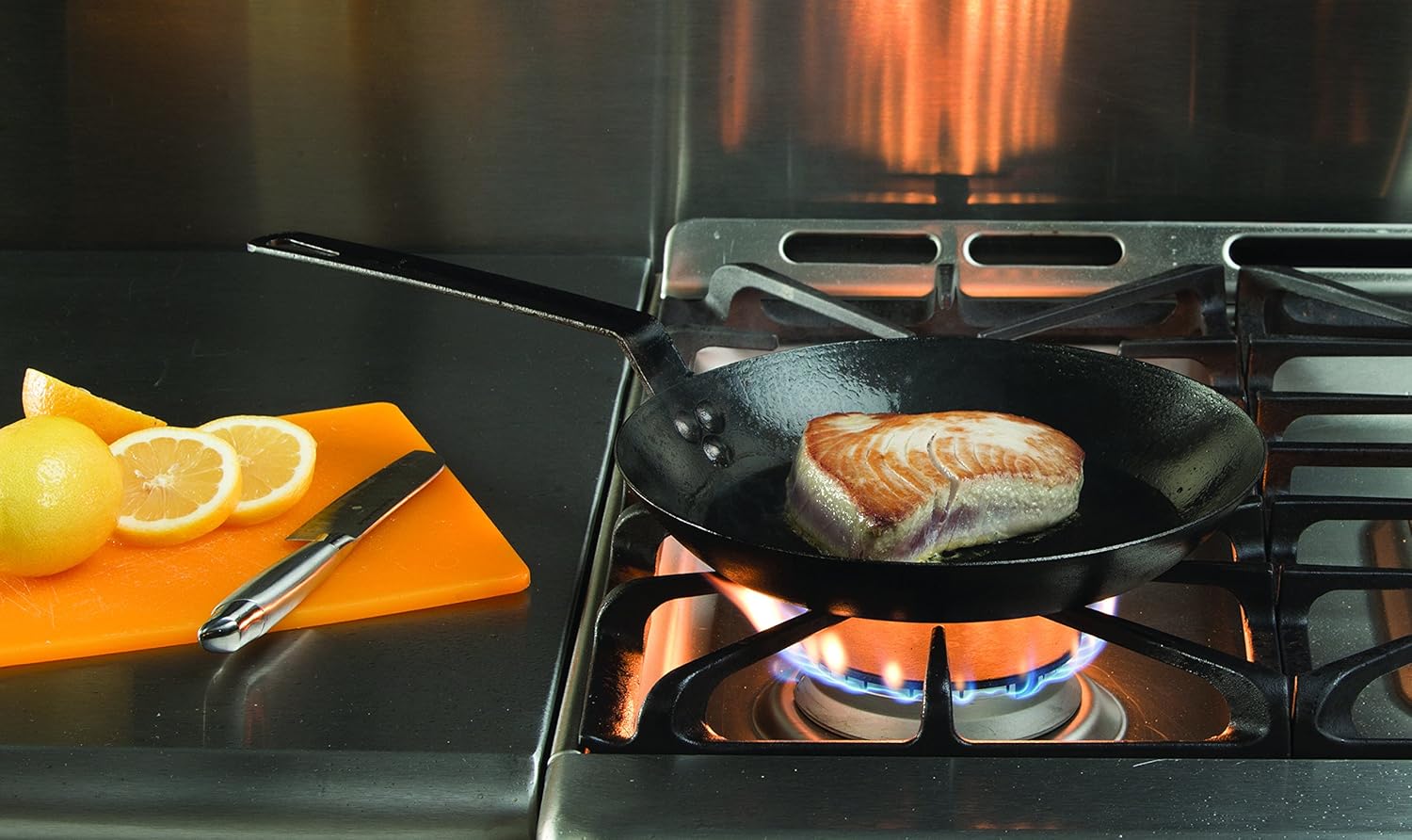 Lodge – Sartén de acero para carbón con manija de soporte de silicona y color naranja, NegroAnaranjado