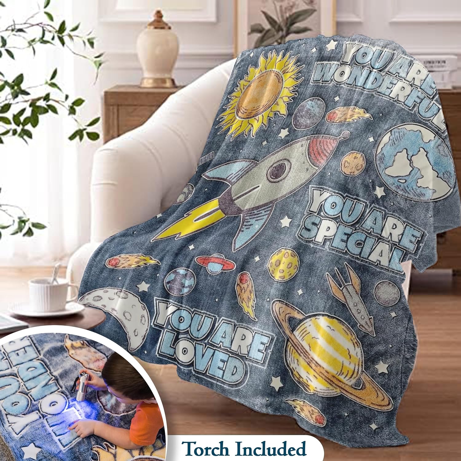 Manta que brilla en la oscuridad, manta de felpa espacial de 59 x 71 pulgadas para niños y adolescentes con mini linterna UV, mantas de poliéster