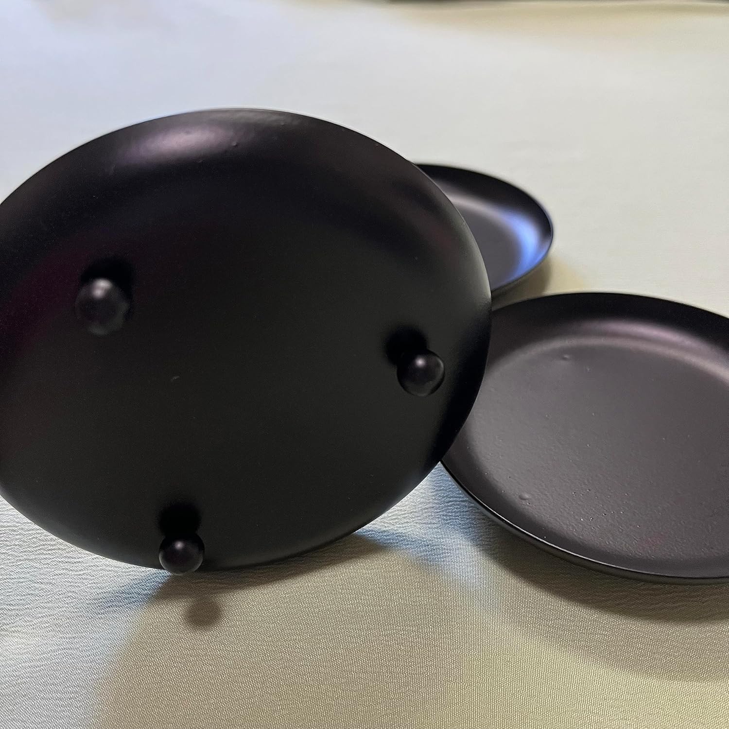 Juego de 3 portavelas de pilar para velas de pilar, platos y bandejas pequeños redondos de metal negro para centros de mesa de Navidad, Halloween