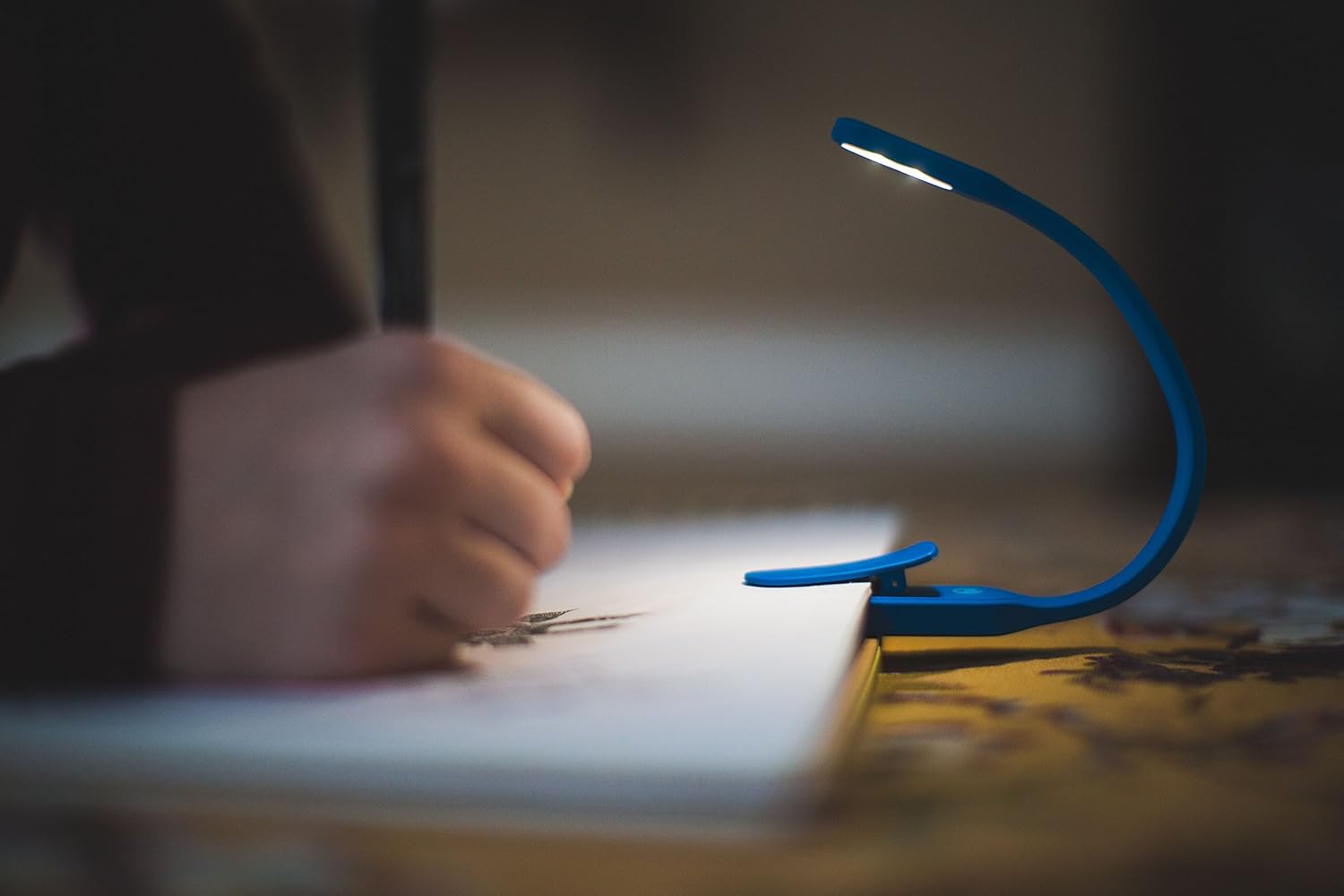 The Original Mighty Bright – Luz de lectura recargable con clip, luz LED cálida para el cuidado de los ojos, flexible, duradera, regulable, perfecta