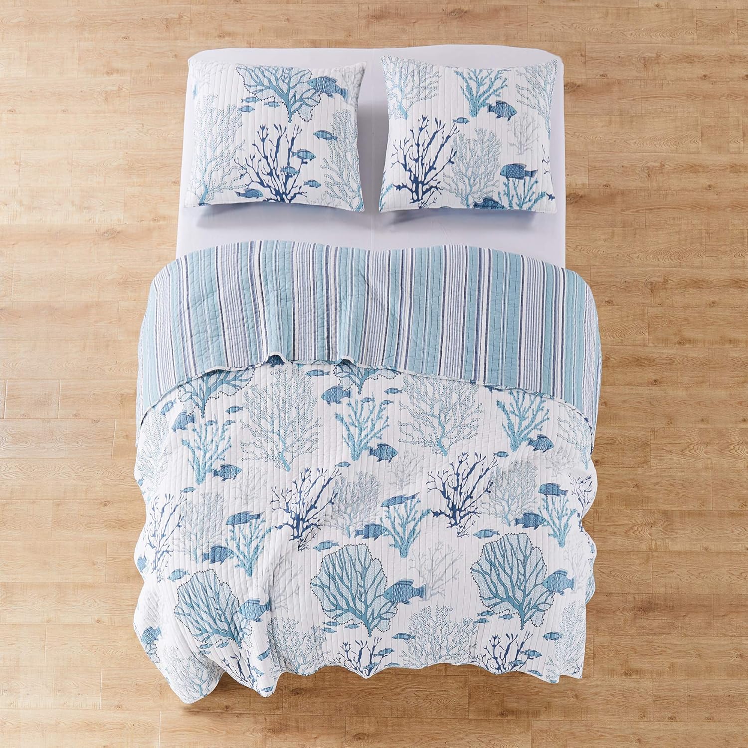 Levtex Home – Juego de edredón Lacey Sea – Edredón KingCal King + dos fundas de almohada King – Coral costero – Azul y blanco – Tamaño del edredón