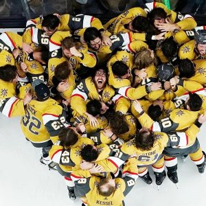 SPORTSPHOTOSUSA Foto del equipo de campeones de la Copa Stanley 2022-2023 de los Caballeros Dorados de Las Vegas 2023 desde arriba SPORTSPHOTOSUSA Foto del equipo de campeones de la Copa Stanley 2022-2023 de los Caballeros Dorados de Las Vegas 2023 desde arriba