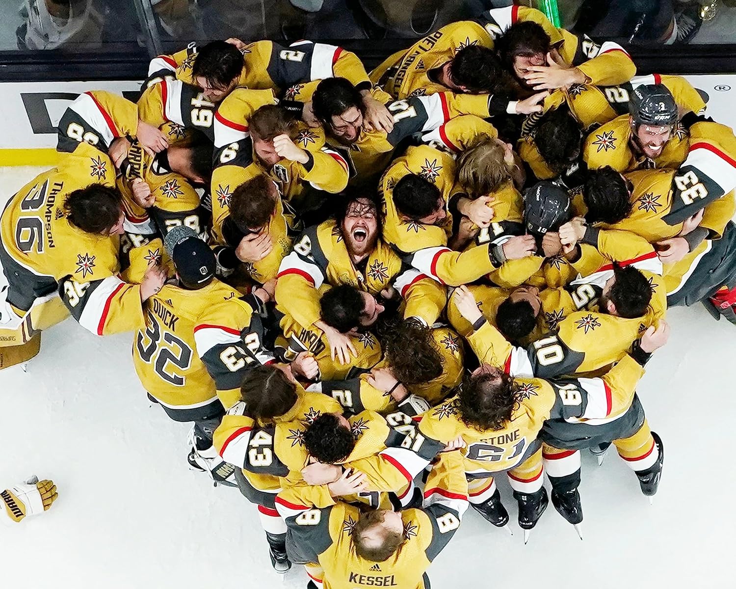 SPORTSPHOTOSUSA Foto del equipo de campeones de la Copa Stanley 2022-2023 de los Caballeros Dorados de Las Vegas 2023 desde arriba