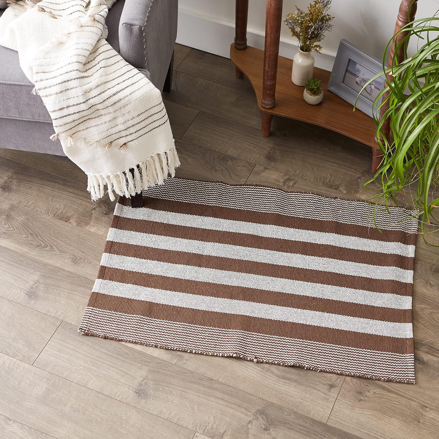 DII Woven Rag Rug Collection – Alfombra de hilo reciclado a rayas, 2 x 3 pies, color marrón cuero