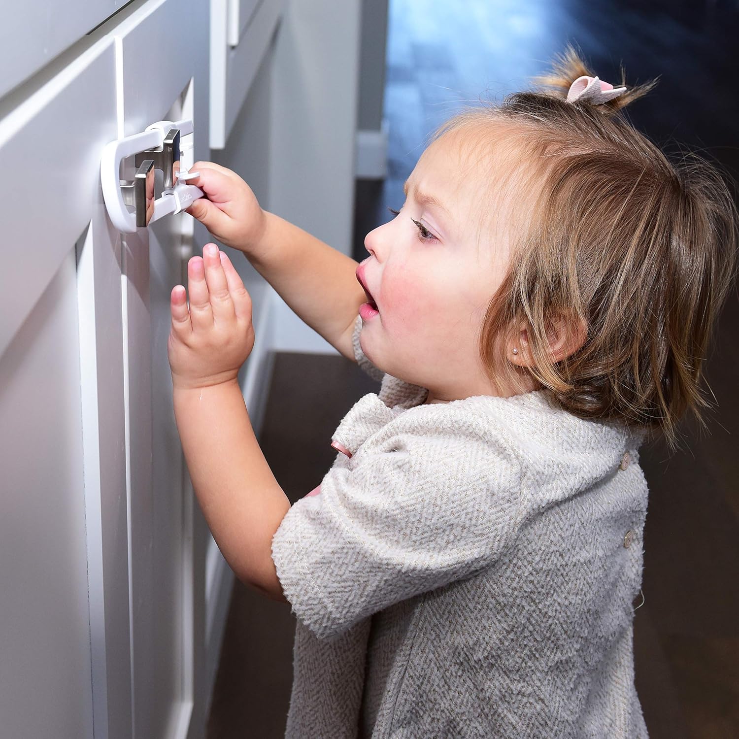 Seguro de gabinete para seguridad del niño, plástico irrompible y duradero, a prueba de bebés de Sure Basics