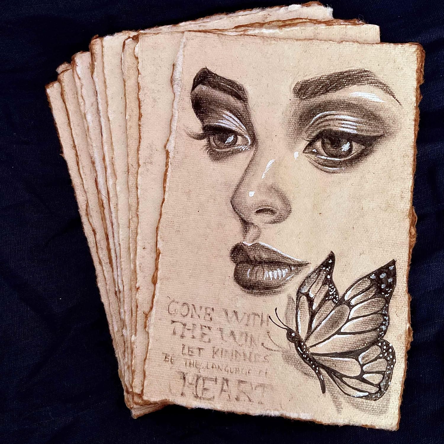 Papel de acuarela vintage grueso hecho a mano con borde deckle – 10.58 ozm – Papel mixto texturizado de prensa en frío envejecido de alta calidad