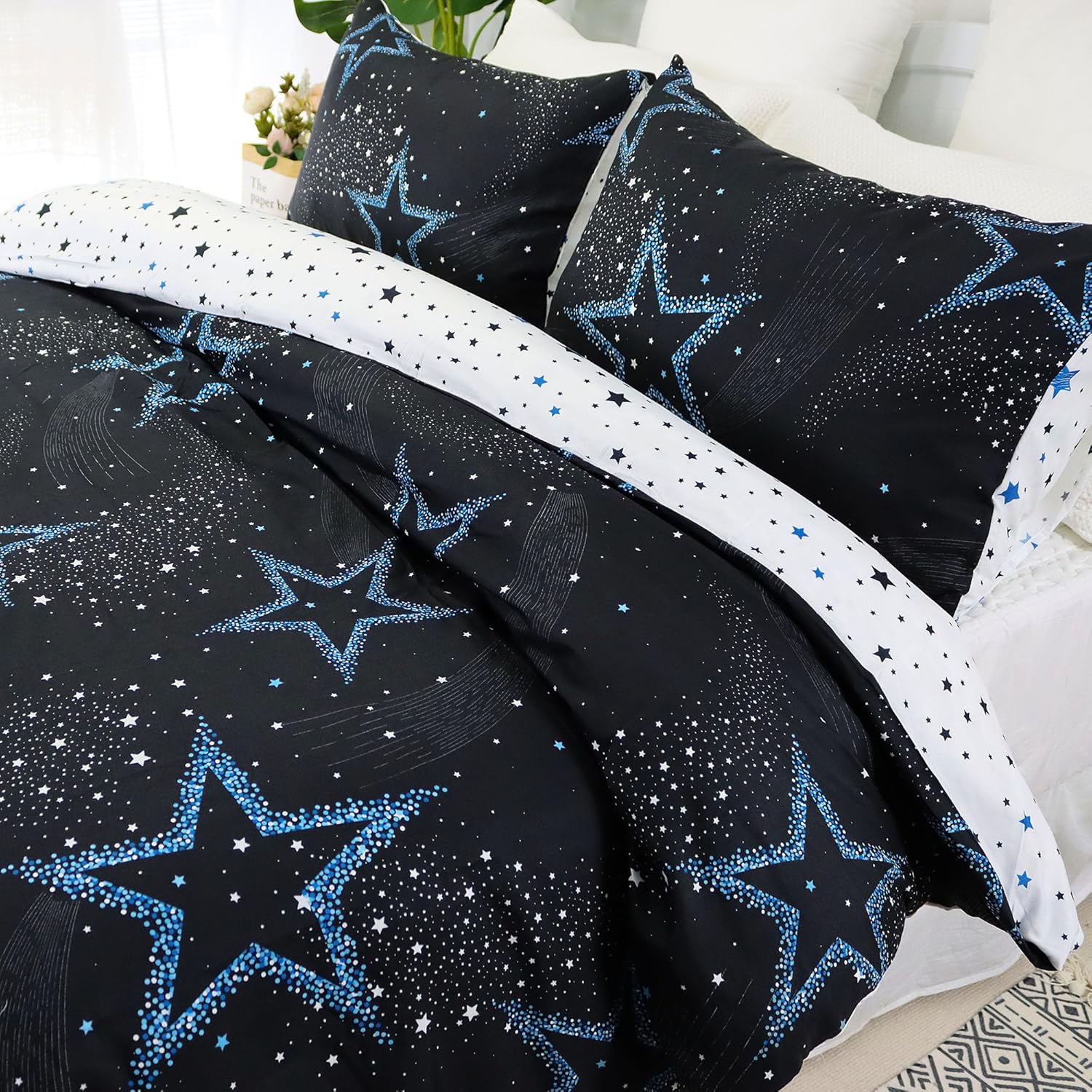 Usfivefam Juego de funda de edredón tamaño King, 3 piezas, reversible, color blanco y negro, estampado de universo exterior, azul estrellado, juego