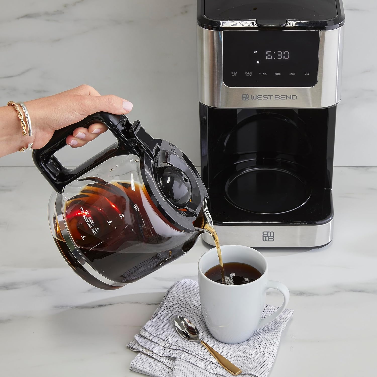 West Bend Cafetera de goteo que prepara caliente o helado, programable con selector de fuerza de preparación y apagado automático y 6 funciones con