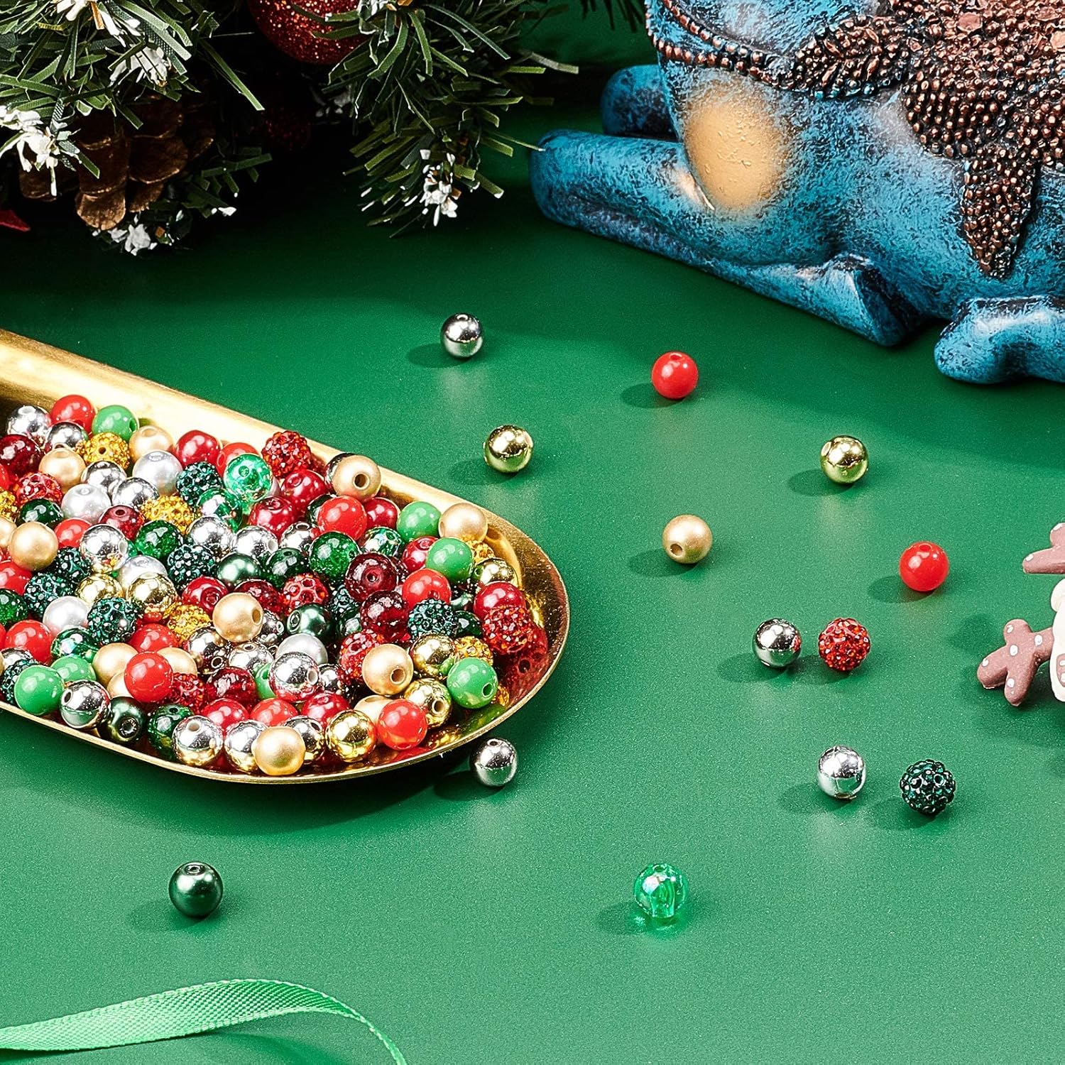 NBEADS Alrededor de 180 cuentas de Navidad mixtas de 0.315 pulgadas, cuentas sueltas de vidrio de material surtido, cuentas espaciadoras para