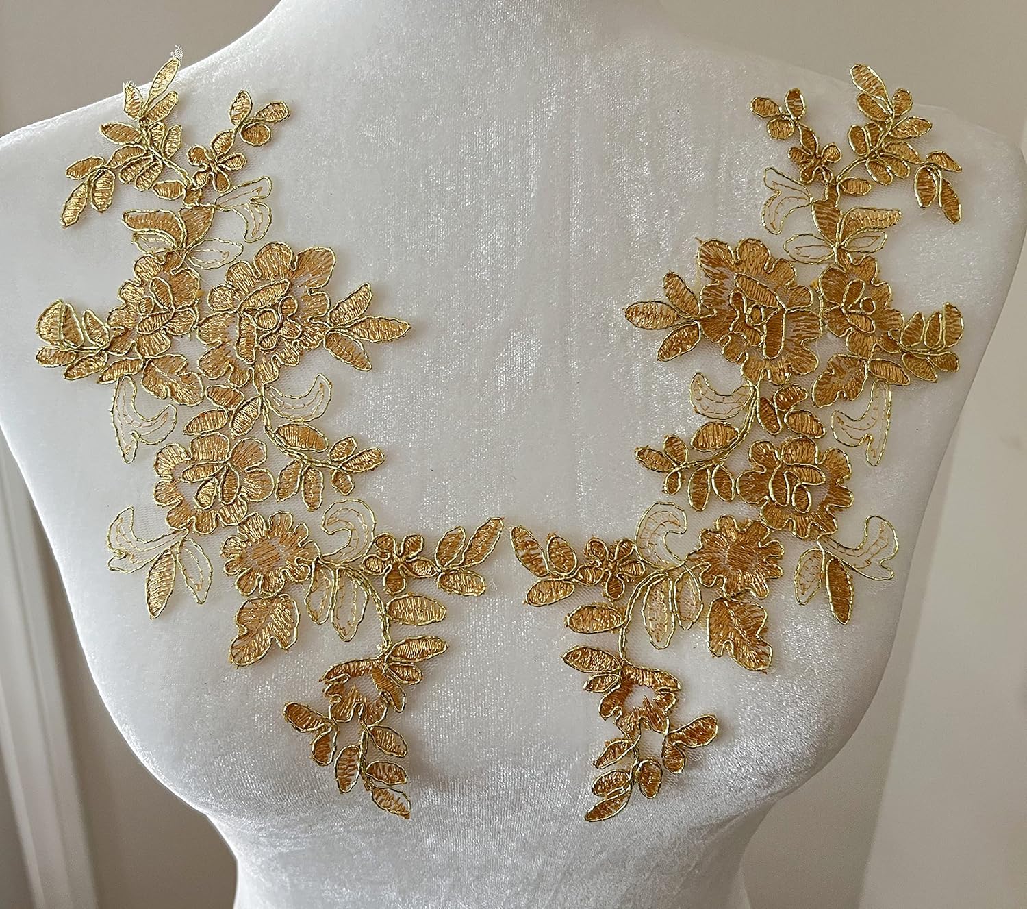 PEPPERLONELY 1 par de delicados adornos de velo de novia con apliques de encaje para coser accesorios de vestido, dorado, 10.6 x 3.5 in (10.5 x 3.5