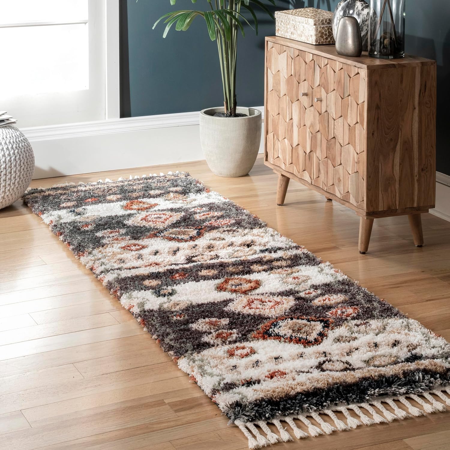 nuLOOM Rosemarie – Alfombra bohemia suave con borlas, 2 pies 6 pulgadas x 6 pies, color gris