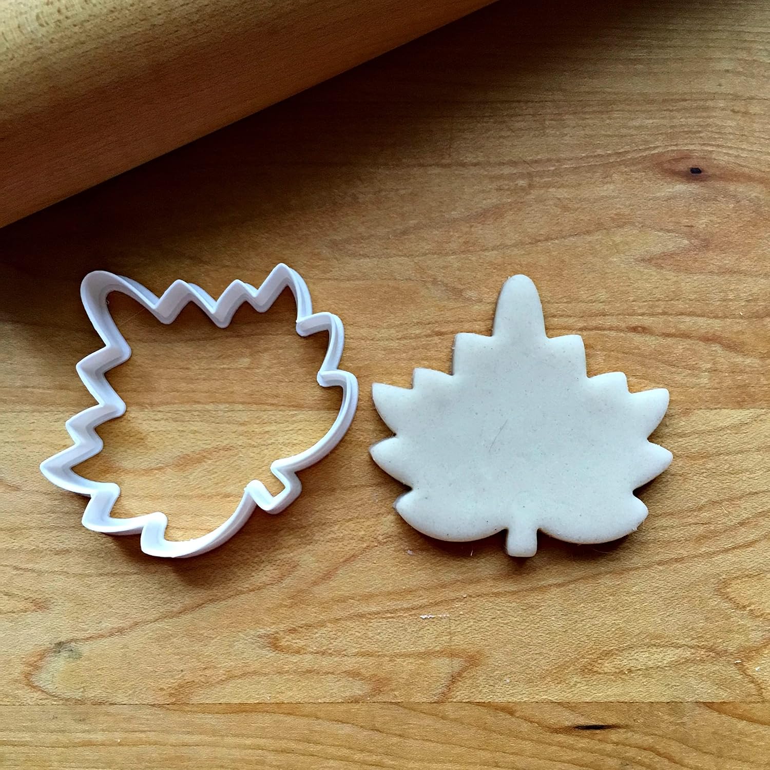 Sweet Prints Inc Set of 2 Rounded Maple Leaf Cookie Cutters – Dishwasher Safe (6″)