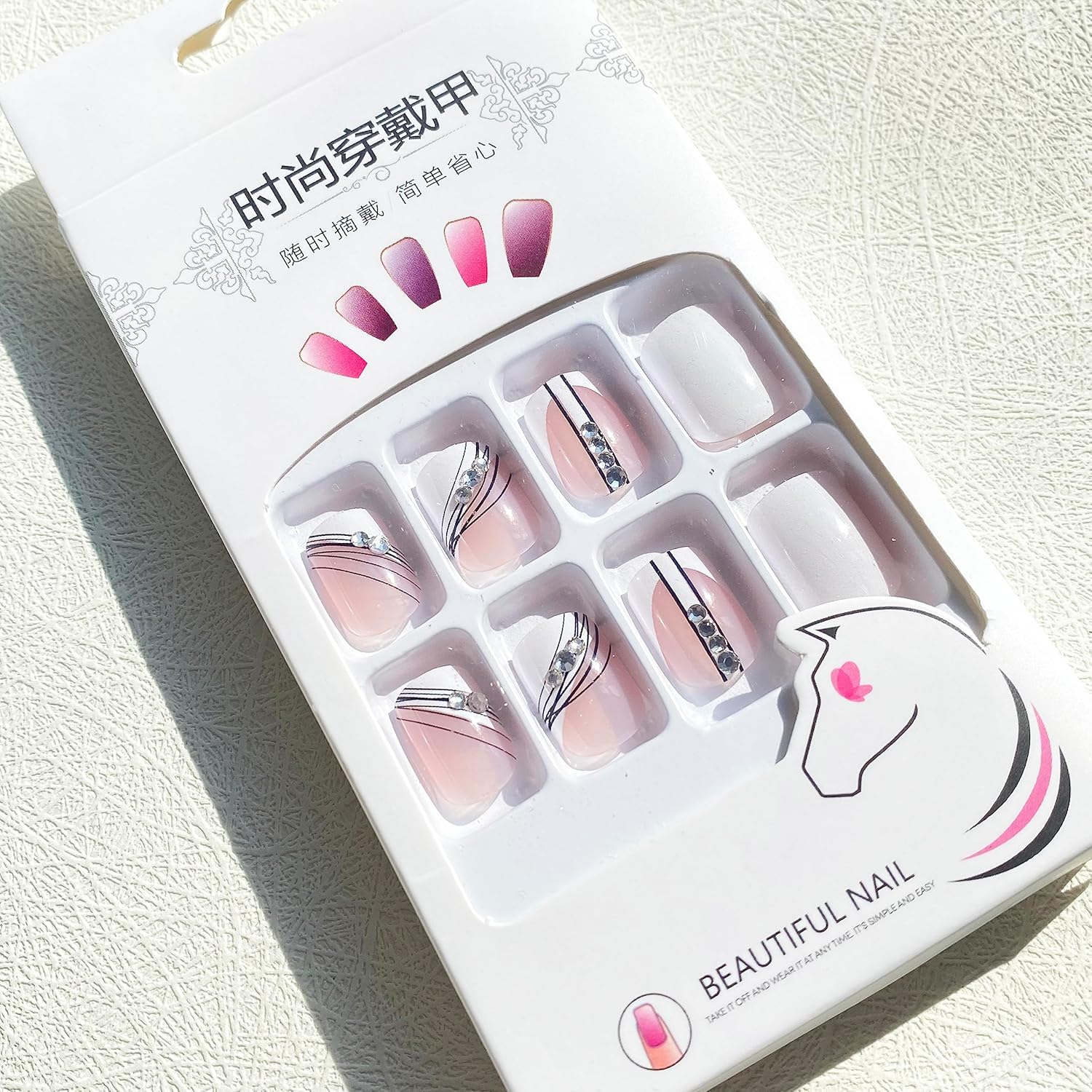 Uñas postizas a presión de punta francesa medianas con diseños de líneas negras, uñas adhesivas con diamantes de imitación blanco nude crema con