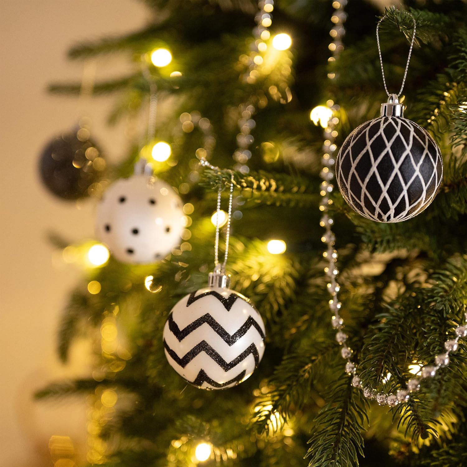 Valery Madelyn Juego de adornos de bolas de Navidad inastillables, 30 unidades, blanco y negro, 2.36 pulgadas, decoraciones modernas para colgar