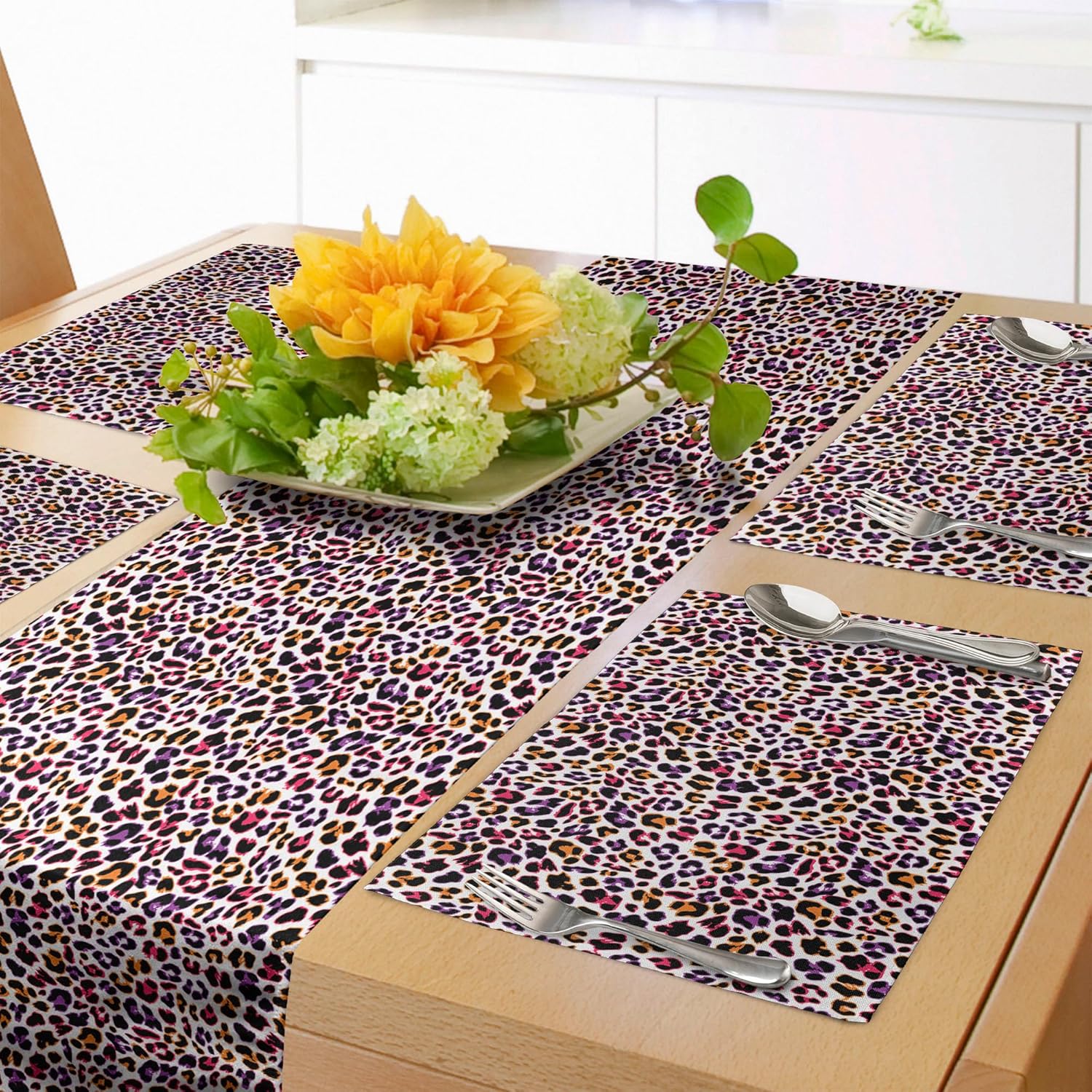 Ambesonne Camino de mesa africano y manteles individuales, diseño de piel de leopardo con patrón abstracto de camuflaje de animales de sabana, juego