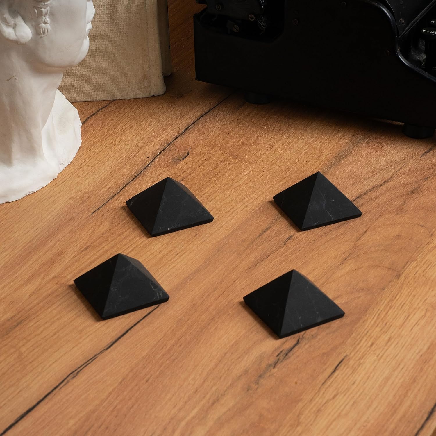Karelian Heritage Pirámide de Shungite a granel  Protección de shungite de piedra negra sin pulir  Pirámide negra pequeña de 2 pulgadas (2.0 in)