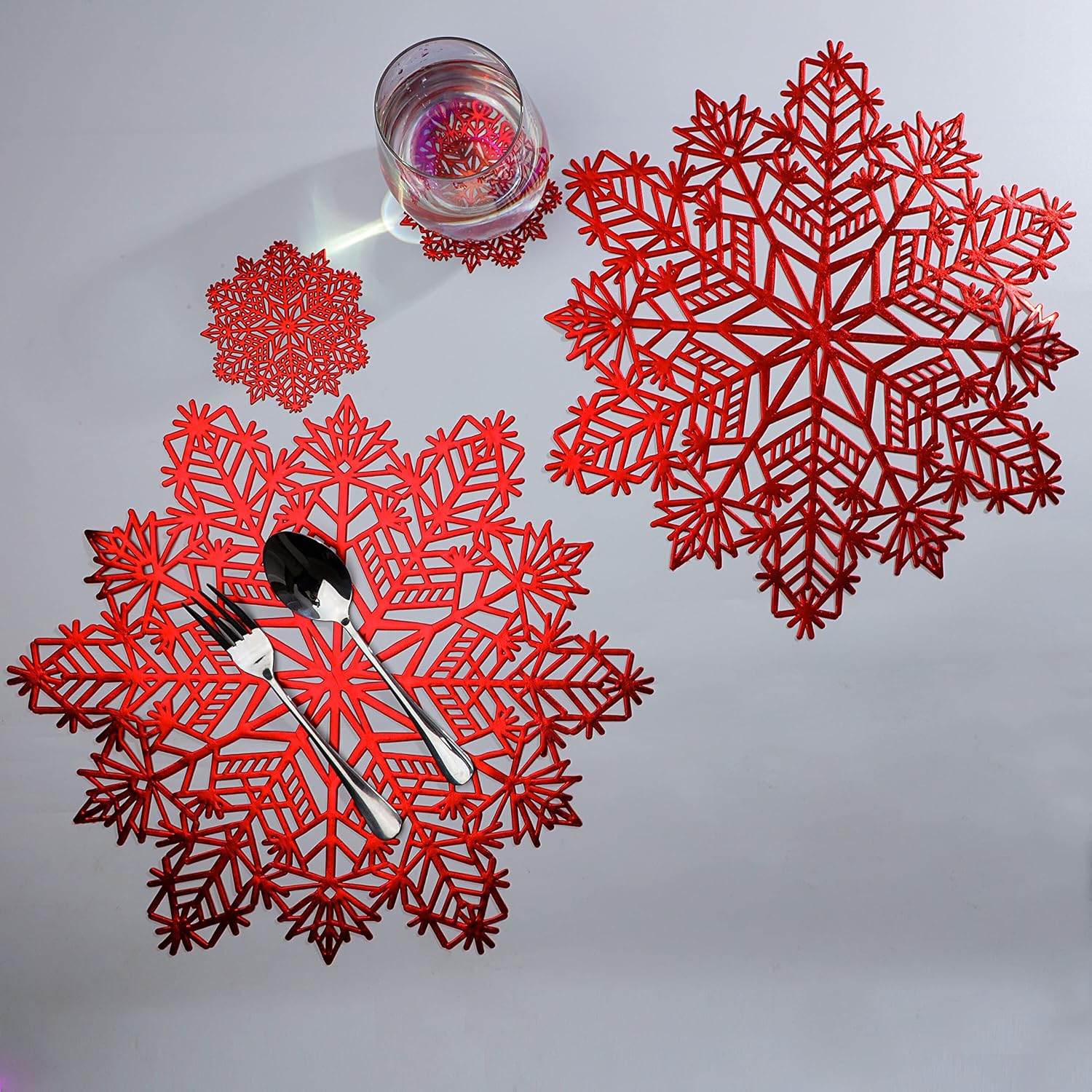 Juego de 6 manteles individuales de copos de nieve rojos, vinilo metálico laminado, redondo, de 15 pulgadas de diámetro, decoración de mesa para