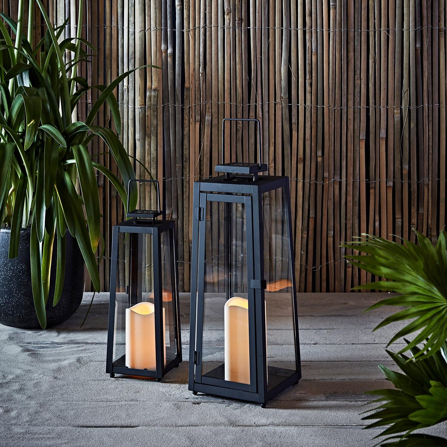 Lights4fun, Inc. Farol LED solar metálico negro, vela sin llama, totalmente resistente a la intemperie, para jardín y patio