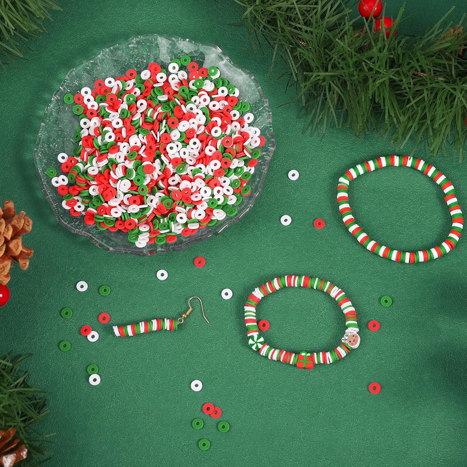Kit de fabricación de pulseras de arcilla navideña para principiantes con 4500 piezas de cuentas Heishi planas de polímero blanco, rojo y verde,