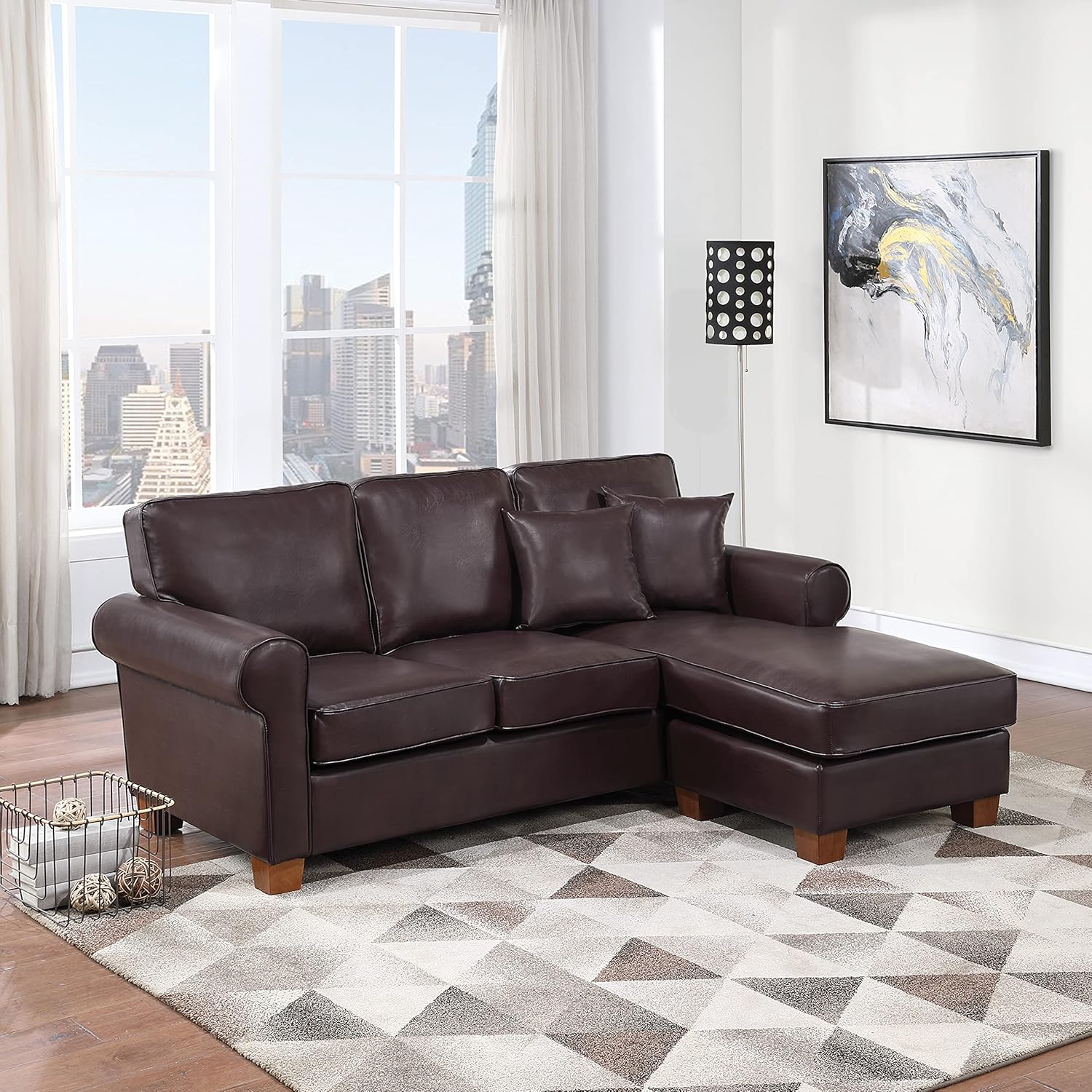 OSP Home Furnishings Rylee – Sofá seccional reversible con brazo enrollado con 2 almohadas y patas con acabado café, piel sintética de cacao
