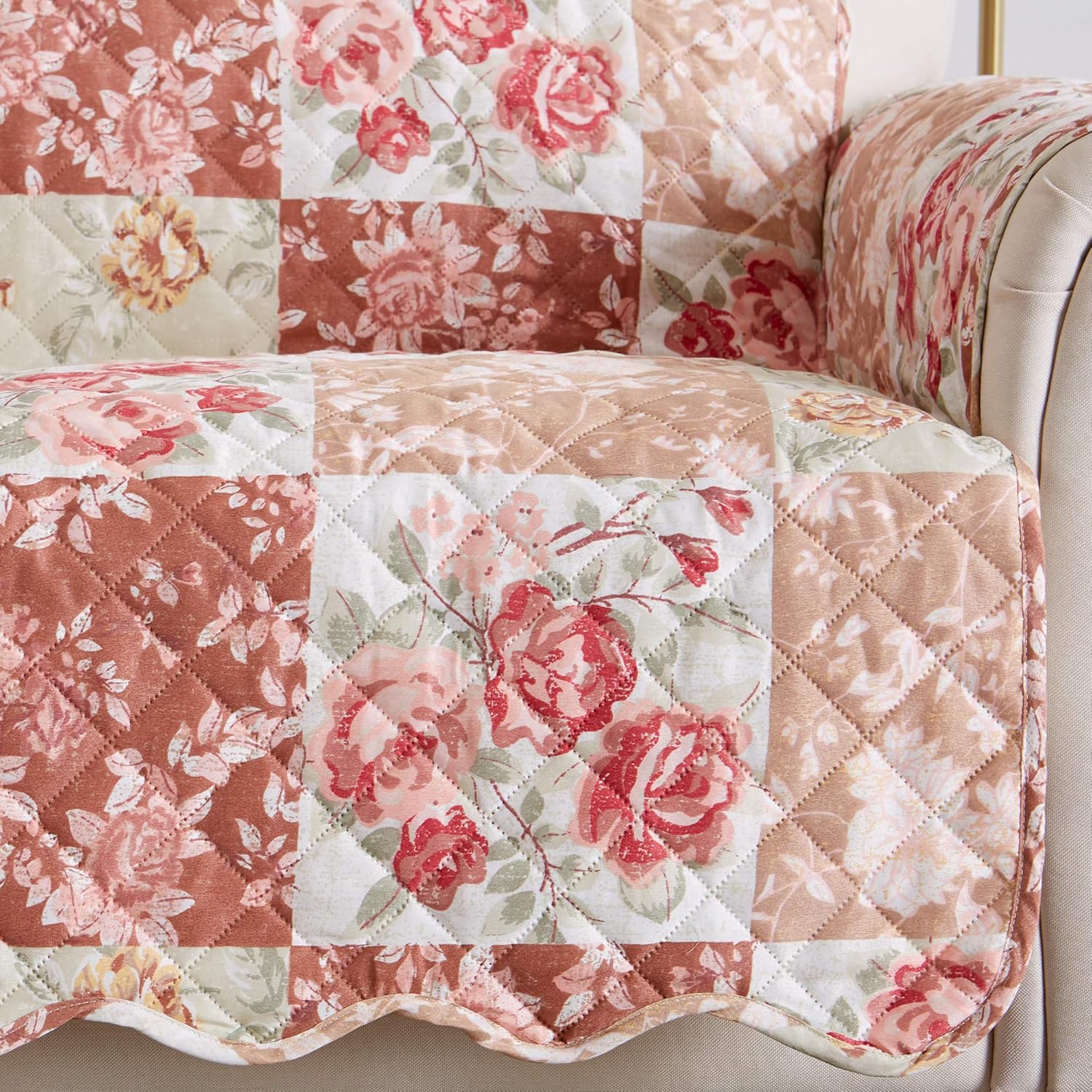 Great Bay Home – Protector de muebles reversible con retazos florales, con borde festoneado, resistente a manchas, colección Maribel, para sofá