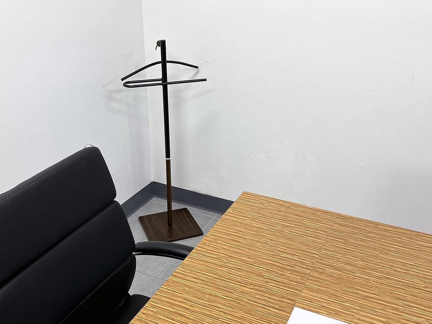 Proman Products VL17240 Kumo – Organizador de valet de metal independiente con colgador extraíble, barra para pantalones, 2 tonos (negronogal), 11.5