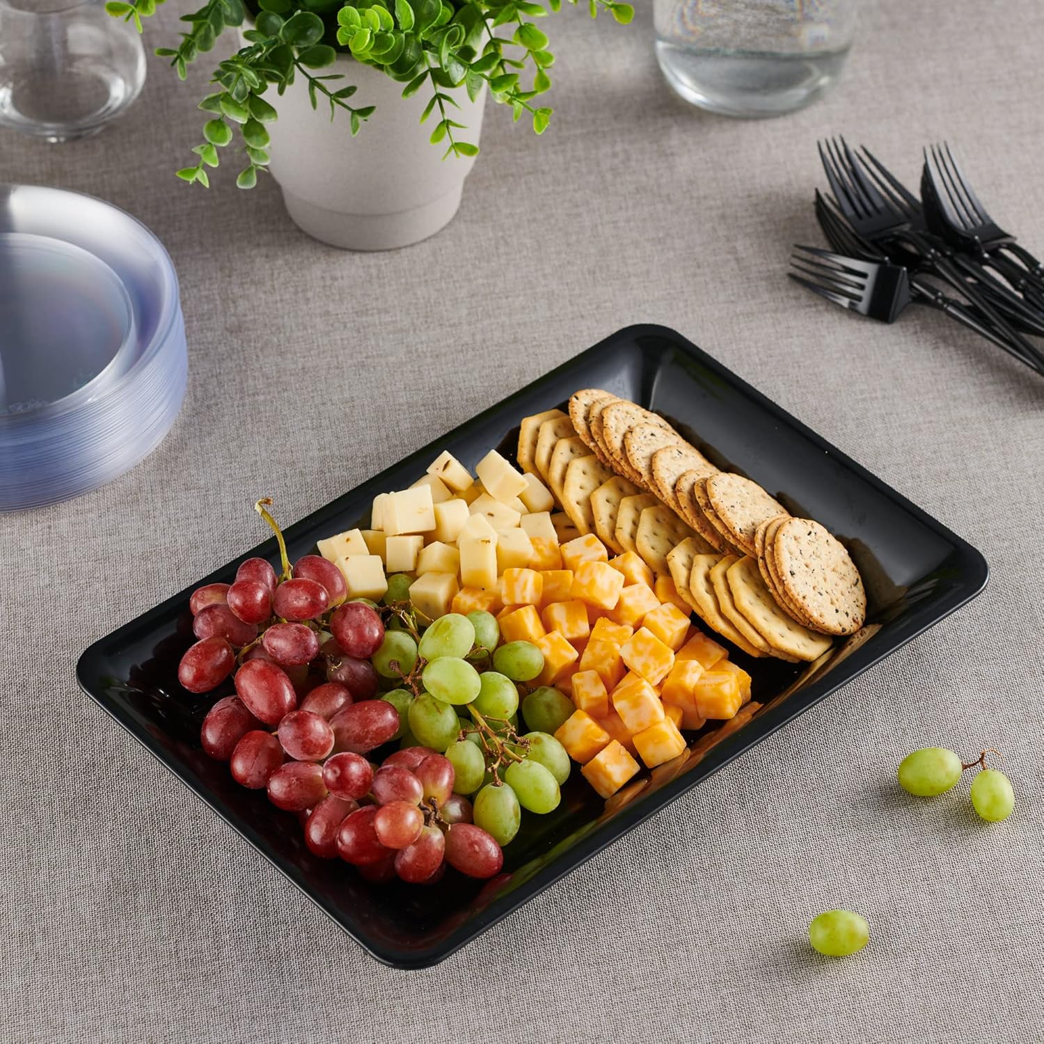 PLASTICPRO Bandejas de plástico para servir  Platos rectangulares de 10 x 14 pulgadas desechables para fiestas, color negro, paquete de 4