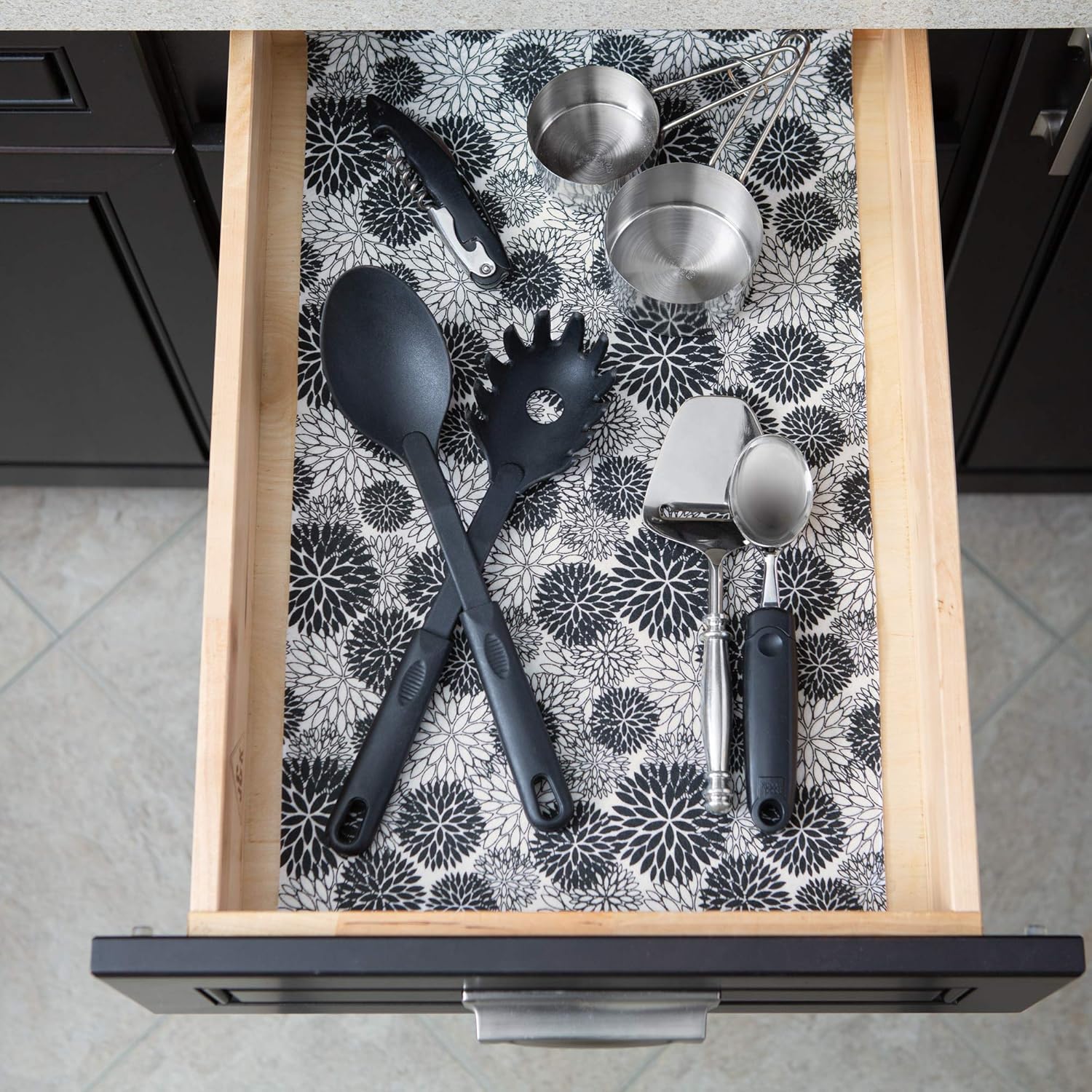 DII Colección de forros para refrigerador, no adhesivos, se pueden cortar para adaptar a su tamaño, 12 x 24pulgadas, diseño de dalias color negro, 6
