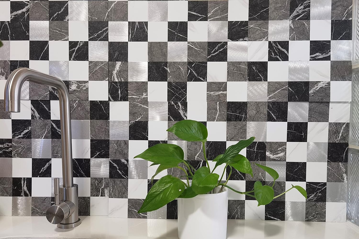 Crystiles Medley – Azulejos de PVC y aluminio de 12 x 12 pulgadas, para despegar y pegar, mármol negro y metal cepillado, paquete de 12 unidades