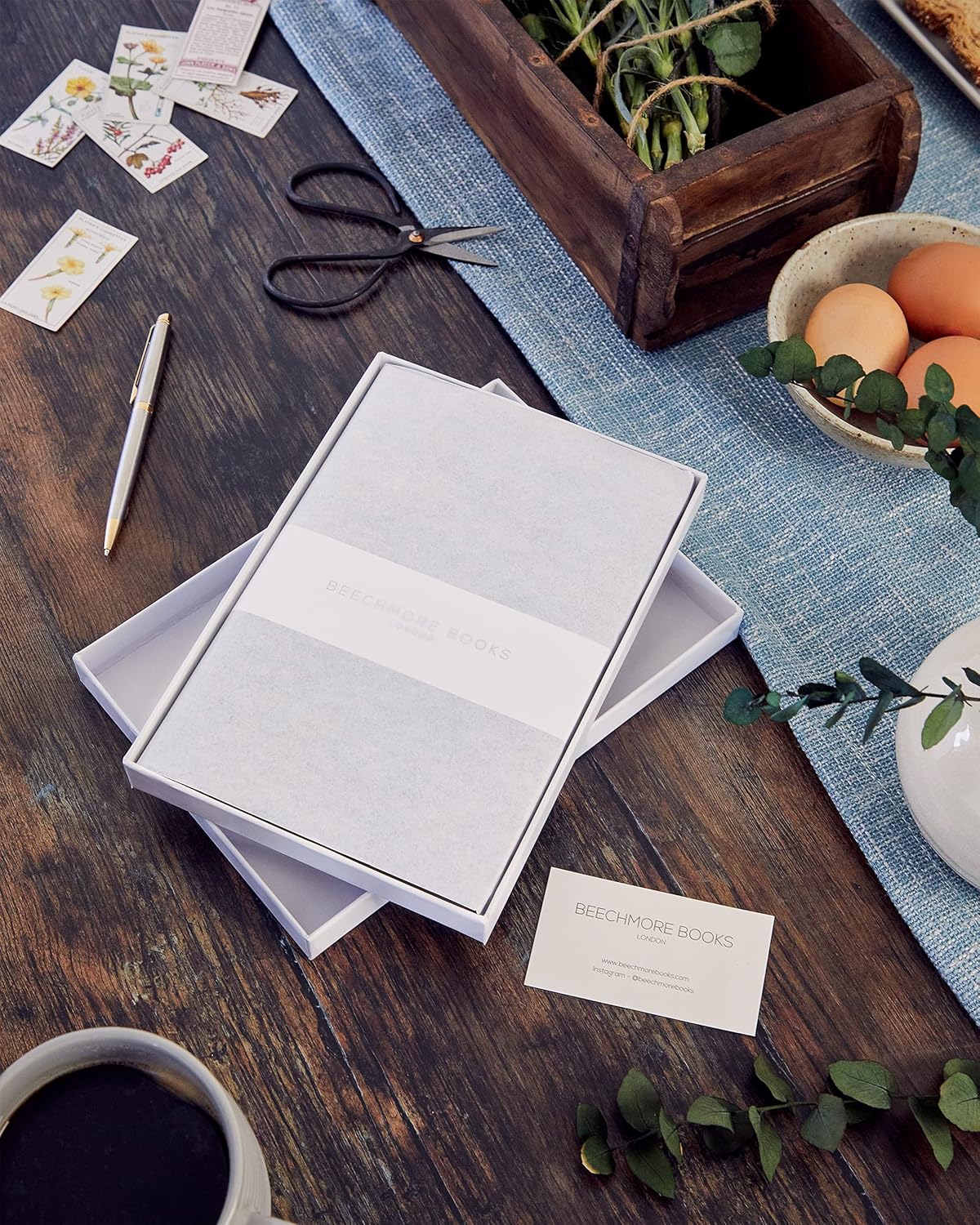 BEECHMORE BOOKS Cuaderno personalizado – A4, marrón, tapa dura de cuero vegano personalizado, diario personal, papel rayado grueso de 4.23 ozm,