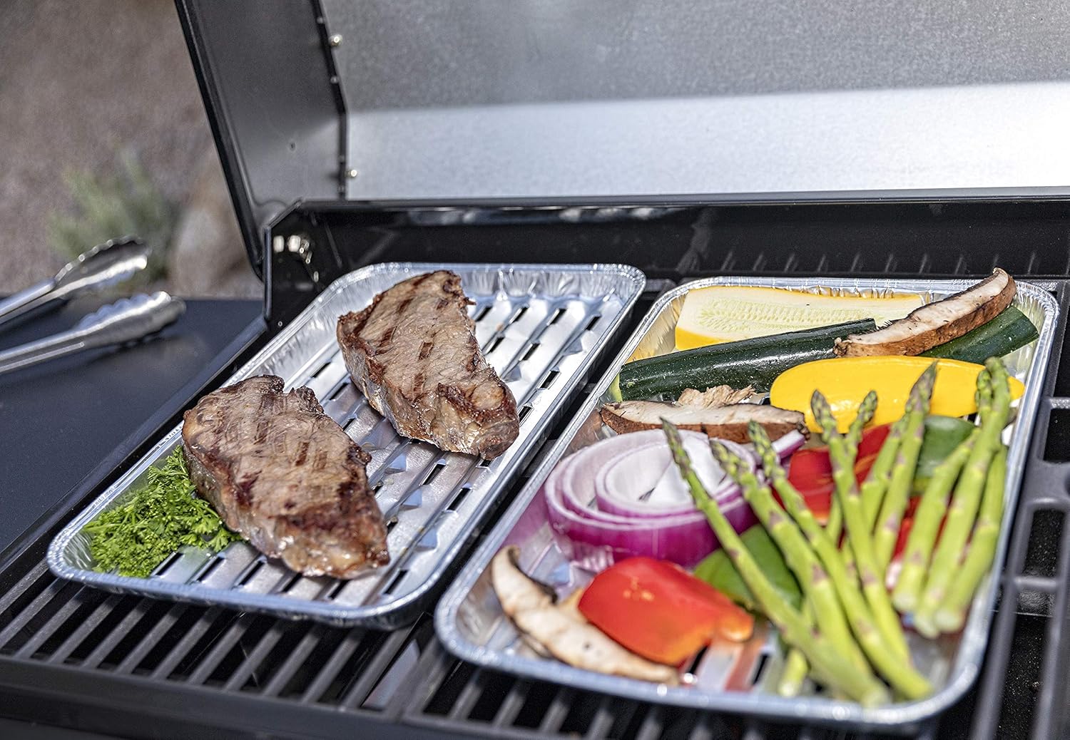 Toppers de aluminio para parrilla con cepillo de silicona y pinzas de acero inoxidable, paquete de 18 sartenes desechables de 13.25 x 9 pulgadas con