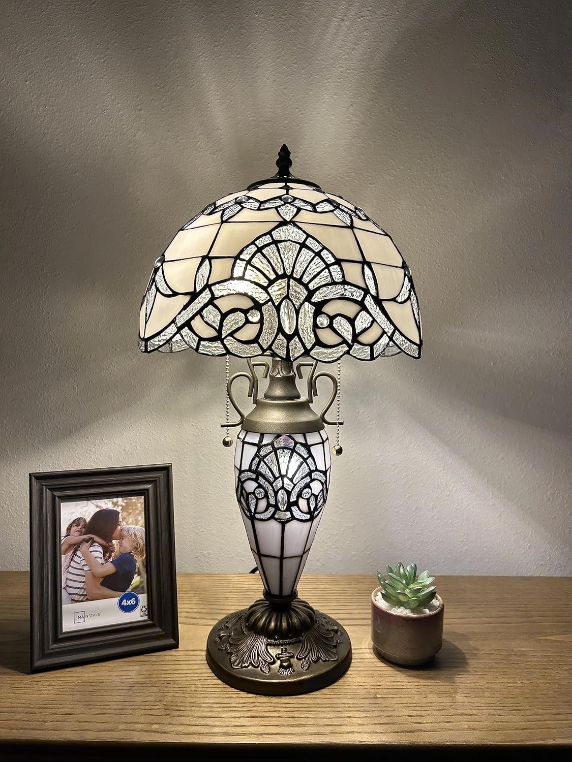 Tiffany – Lámpara de mesa blanca con pantalla y base de vitral, estilo barroco, bombillas LED color lavanda incluidas para sala de estar,