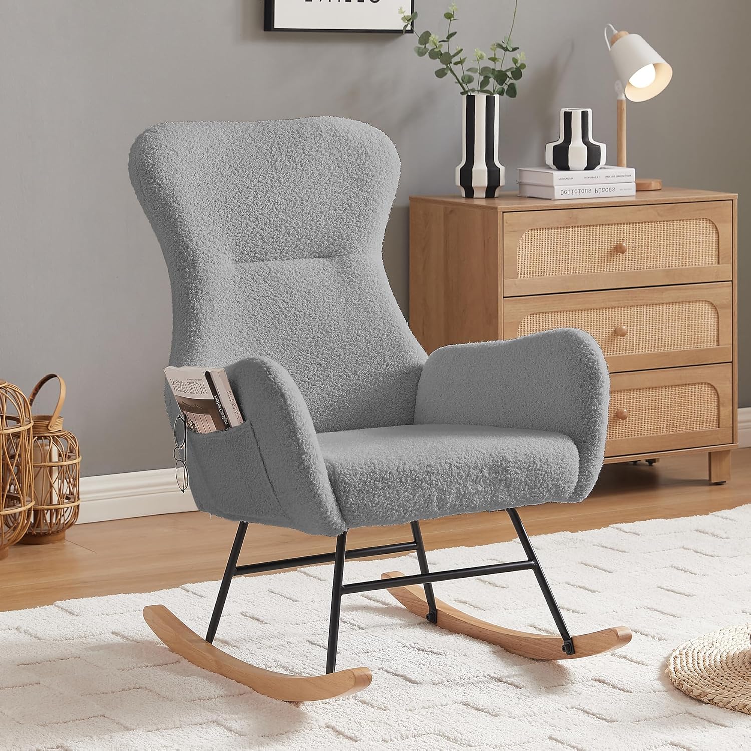 Silla mecedora moderna con acento tapizado, con respaldo alto y reposabrazos para sala de estar (tela de peluche gris)