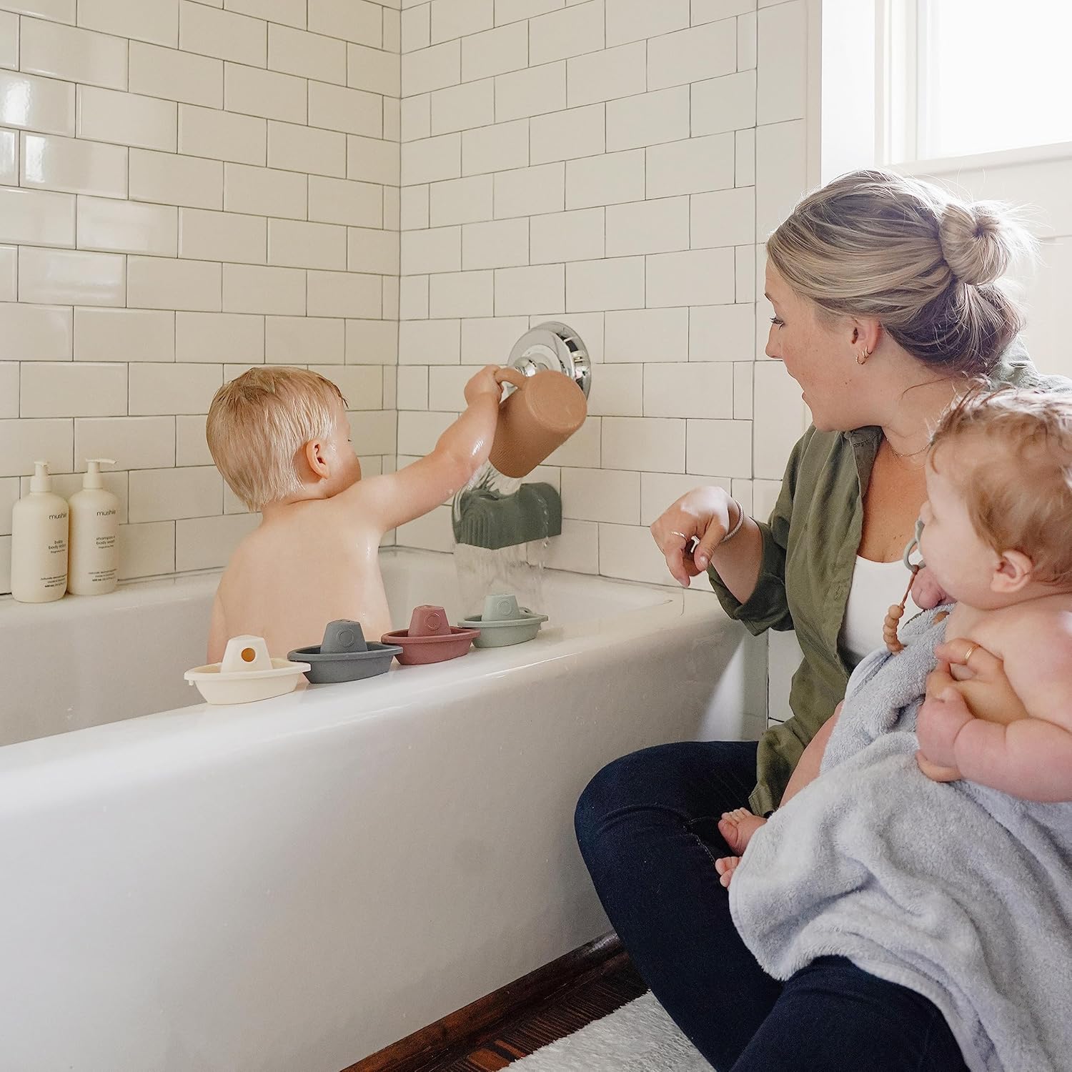mushie Taza de enjuague de baño para bebés  100% silicona de grado alimenticio  Taza de enjuague para niños (arena movedora)
