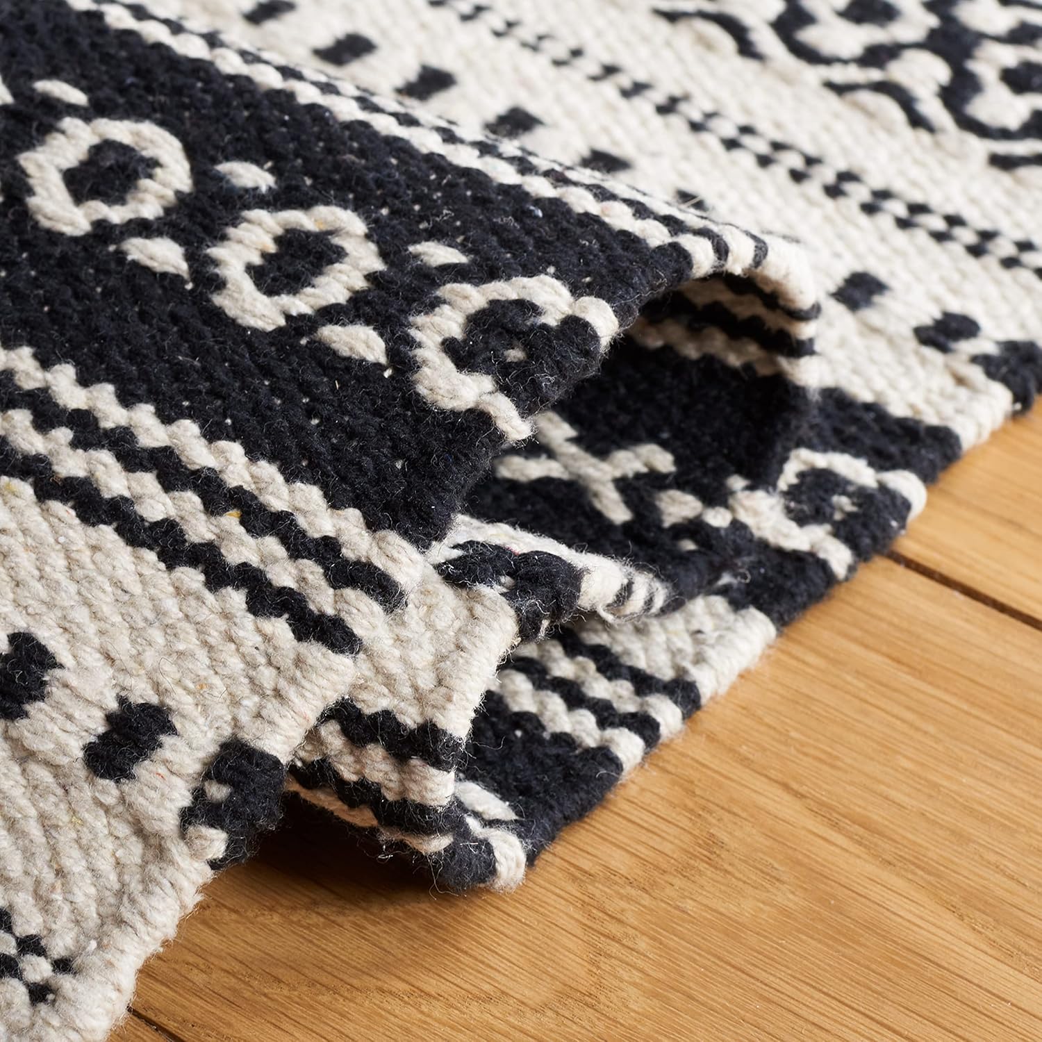 SAFAVIEH Montauk Collection – Alfombra decorativa de 3 x 5 pies, color negro y marfil, tejido plano, diseño de algodón a rayas estilo bohemio, fácil