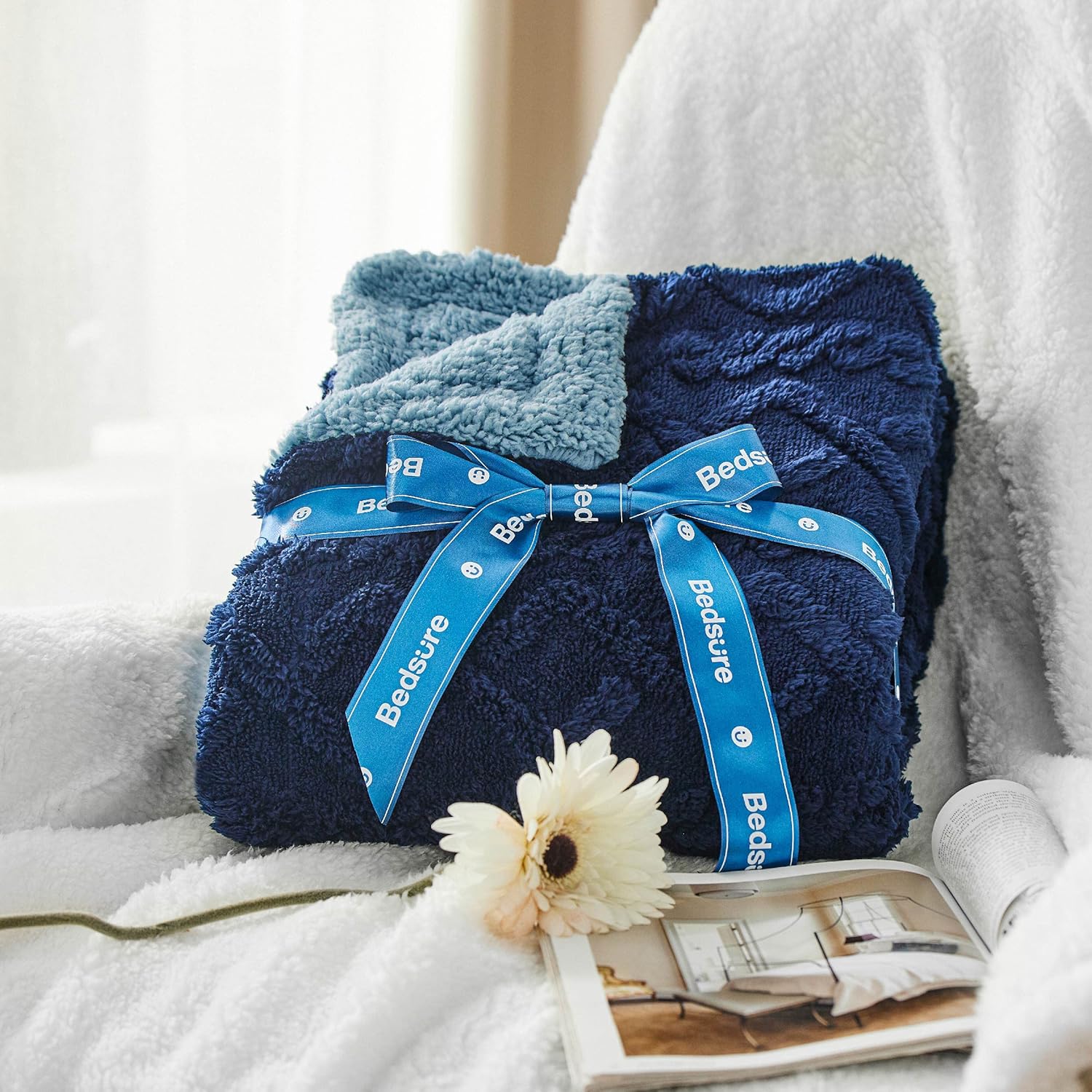 Bedsure – Manta Sherpa para el sofá – Manta suave y acogedora para la cama, manta de lana gruesa para el invierno, azul marino, 50×60 pulgadas