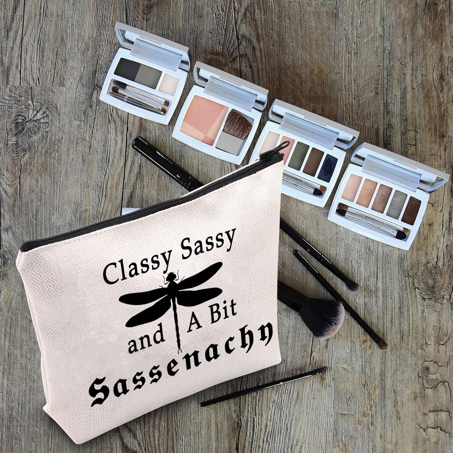 LEVLO Regalos para fanáticos de la libélula Sassenach mercancía para los fans de Jamie Fraser Bolsas de maquillaje con clase Sassy y A Bit