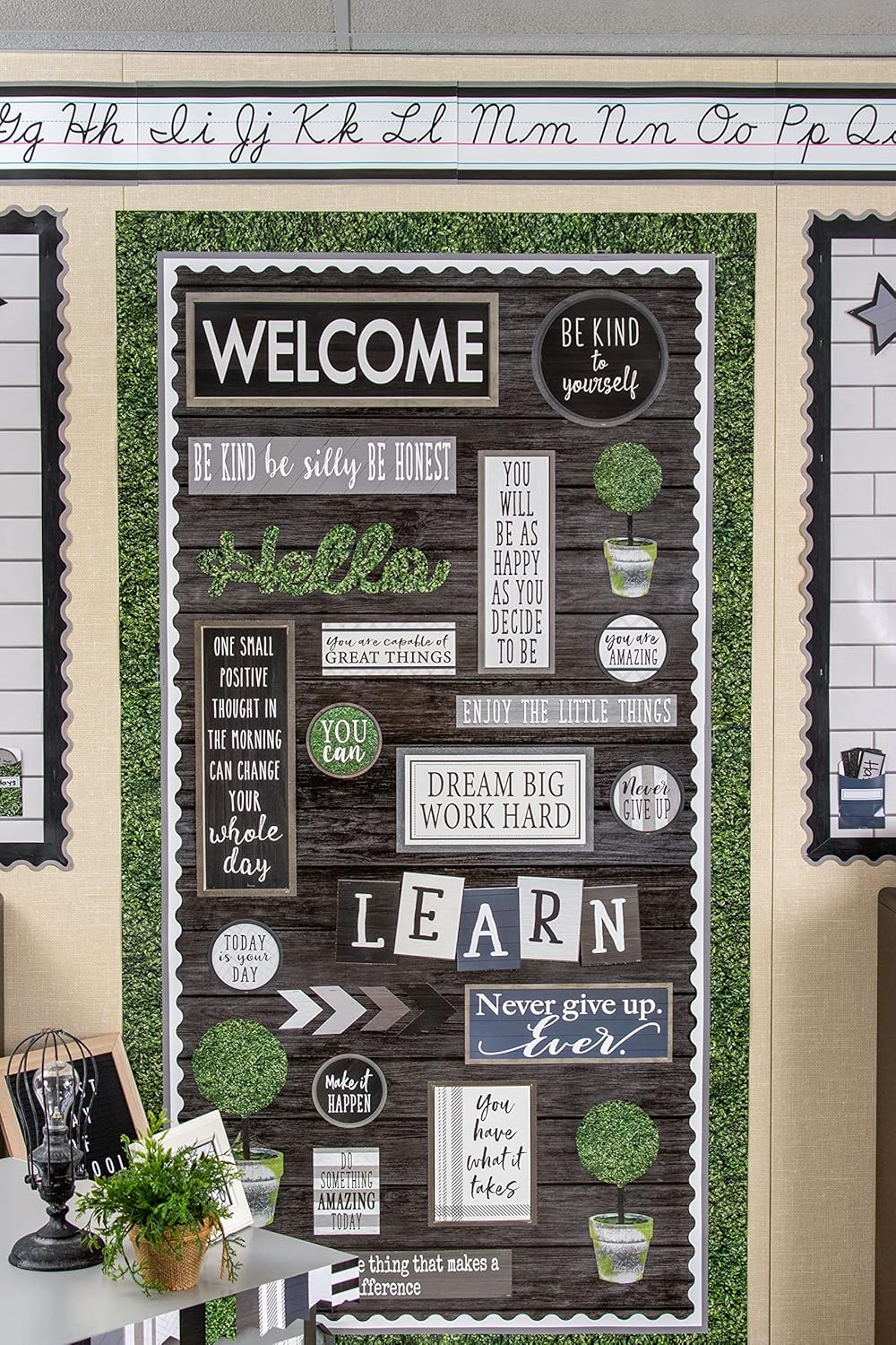 Teacher Created Resources Borde enrollado festoneado blanco  50 pies  Decora tablones de anuncios, paredes, escritorios, ventanas, puertas,