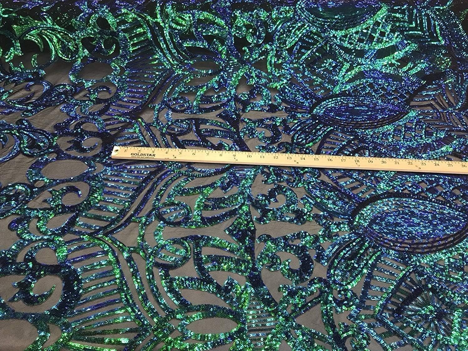 Diseño iridiscente de realeza bordado con lentejuelas en una tela de malla elástica de 4 vías (verde sobre negro, 3 yardas)
