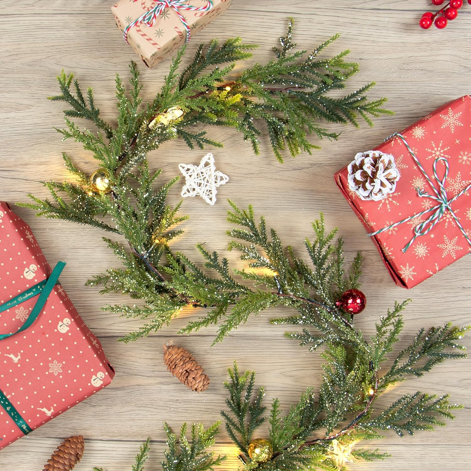 Guirnalda de Navidad artificial de 6 pies, guirnalda de abeto sintético de hoja perenne con 20 luces LED, adornos de bolas de oro rojo y estrellas,