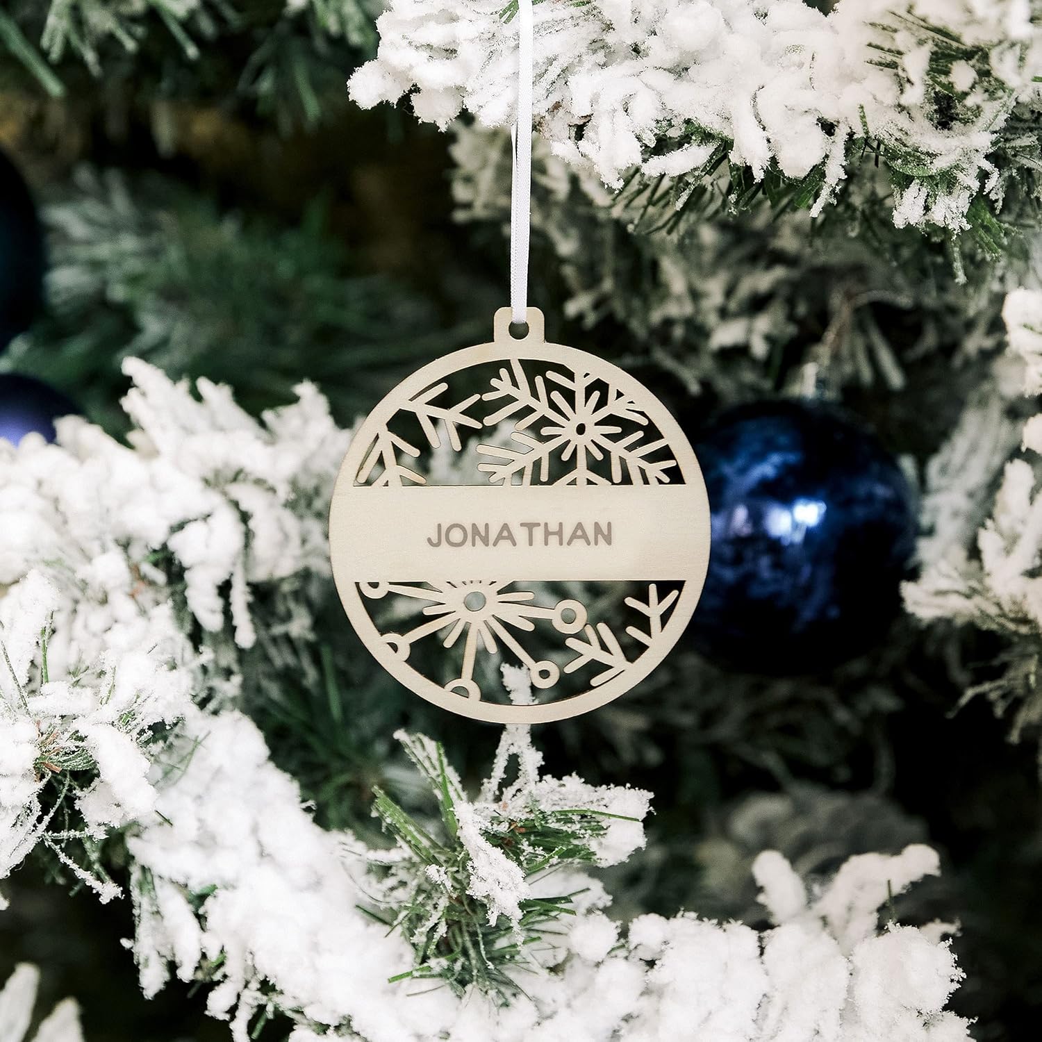 Weddingstar Adorno personalizable para árbol de Navidad con copo de nieve de madera grabado, apellido