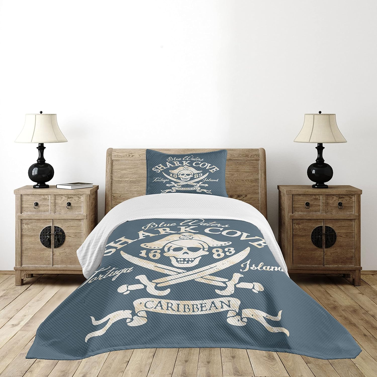 Lunarable Colcha pirata, Shark Cove Tortuga Island Caribbean Waters Retro Jolly Roger, juego de colcha acolchada decorativa de 2 piezas con funda de