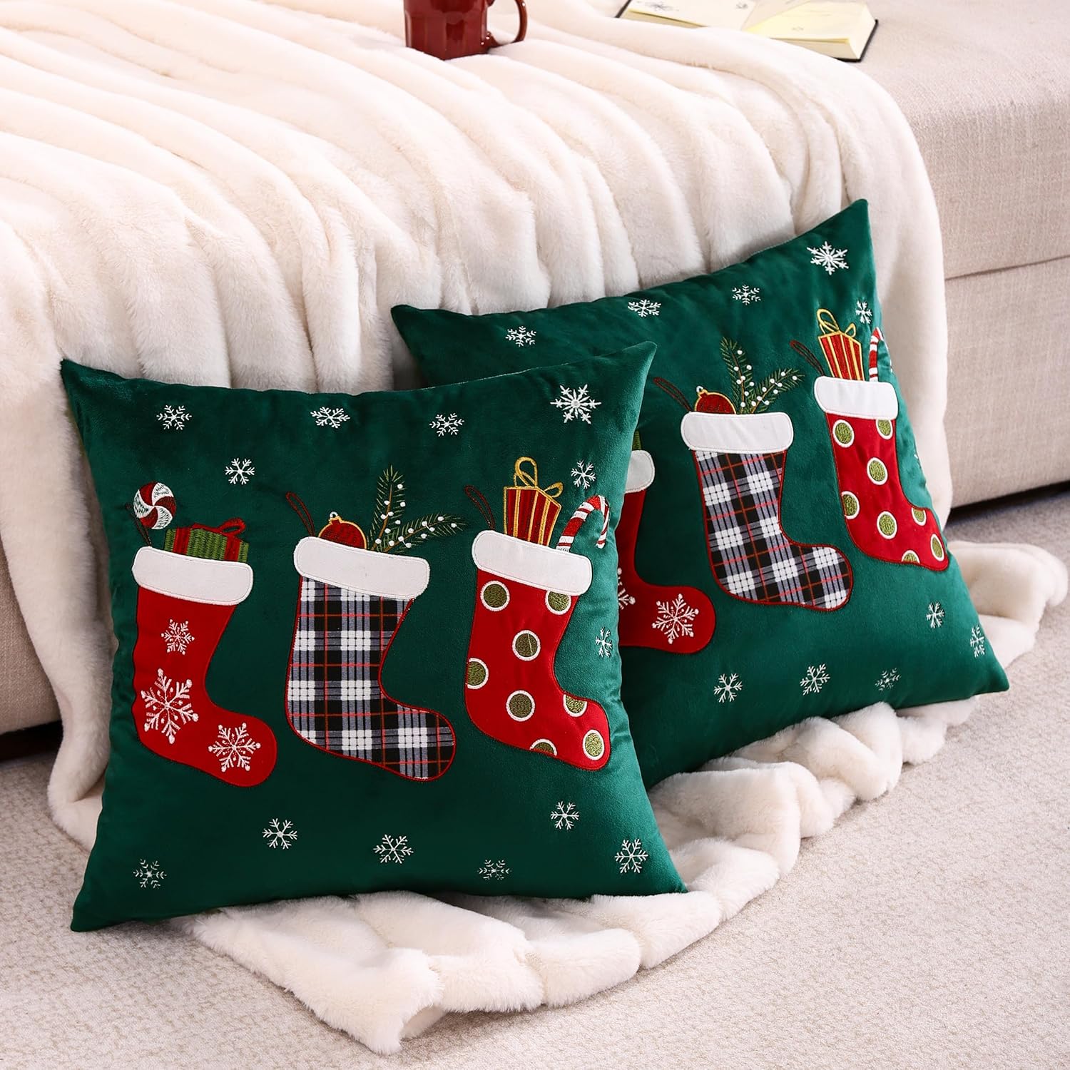 Tosleo Juego de 2 fundas de almohada de color verde de Navidad de 18 x 18 pulgadas, fundas de almohada bordadas de copo de nieve, decoraciones de