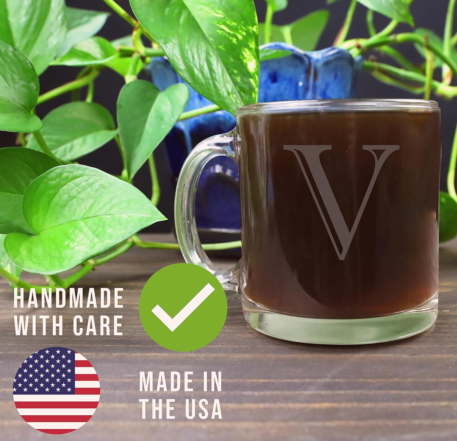 Spotted Dog Company Taza de café de vidrio transparente con monograma grabado de 12 onzas (letra V), regalos personalizados de café A-Z para amantes